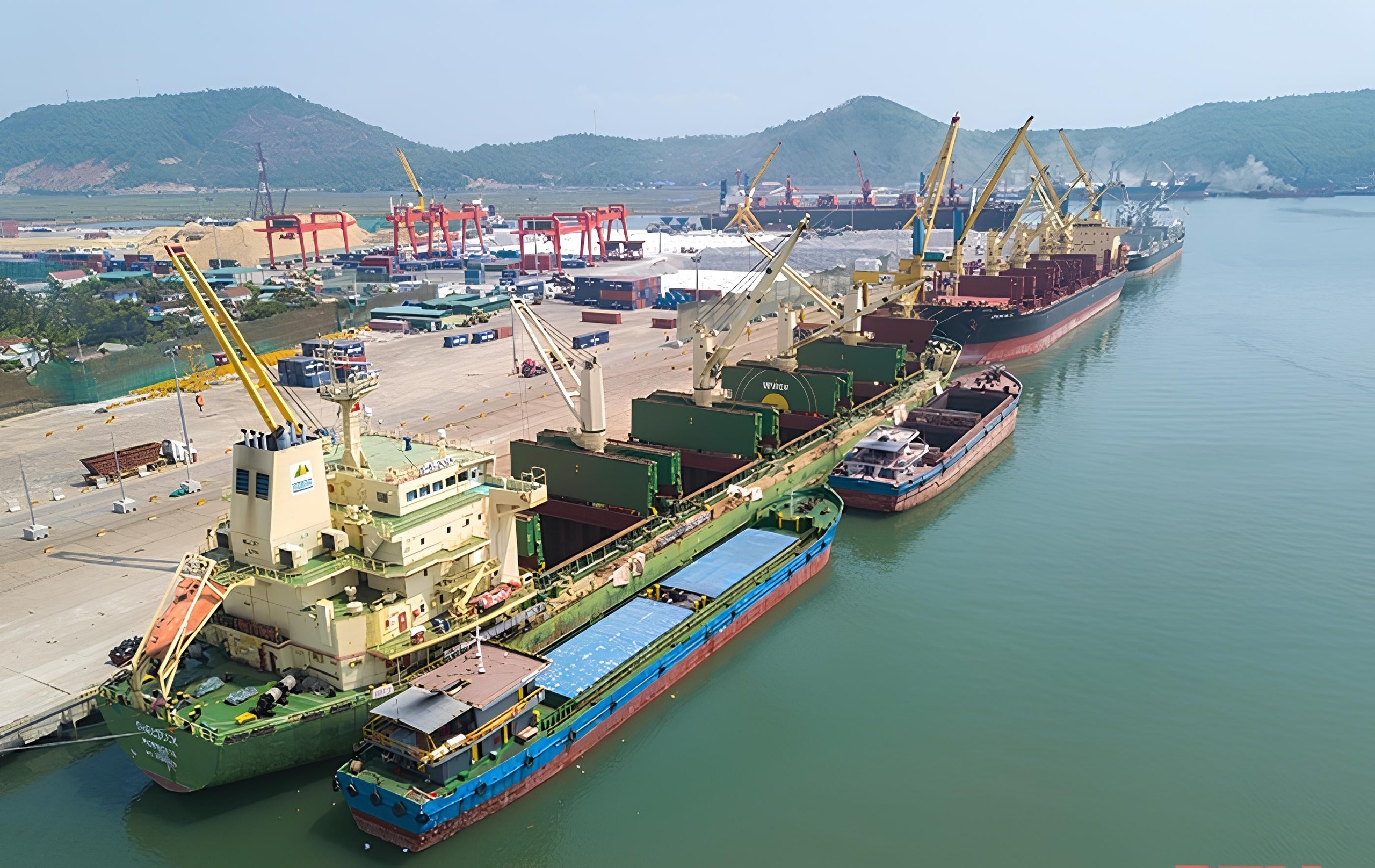 Cảng container Long Sơn xin khai thác hàng tổng hợp, kỳ vọng tối ưu công suất- Ảnh 1. Cảng container Long Sơn xin khai thác hàng tổng hợp, kỳ vọng tối ưu công suất- Ảnh 1.