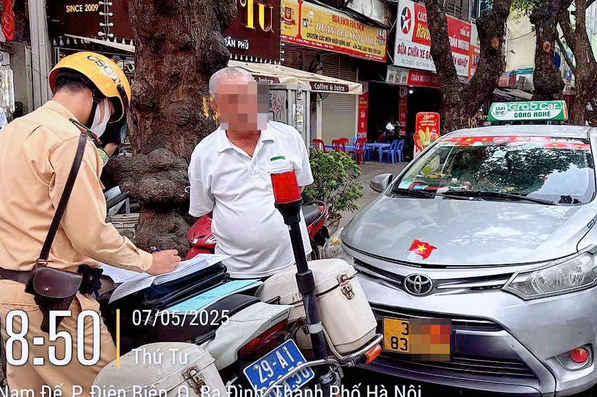 Hà Nội: Phạt hàng chục tài xế dừng, đỗ xe trong hành lang an toàn đường sắt- Ảnh 1. Hà Nội: Phạt hàng chục tài xế dừng, đỗ xe trong hành lang an toàn đường sắt- Ảnh 1.