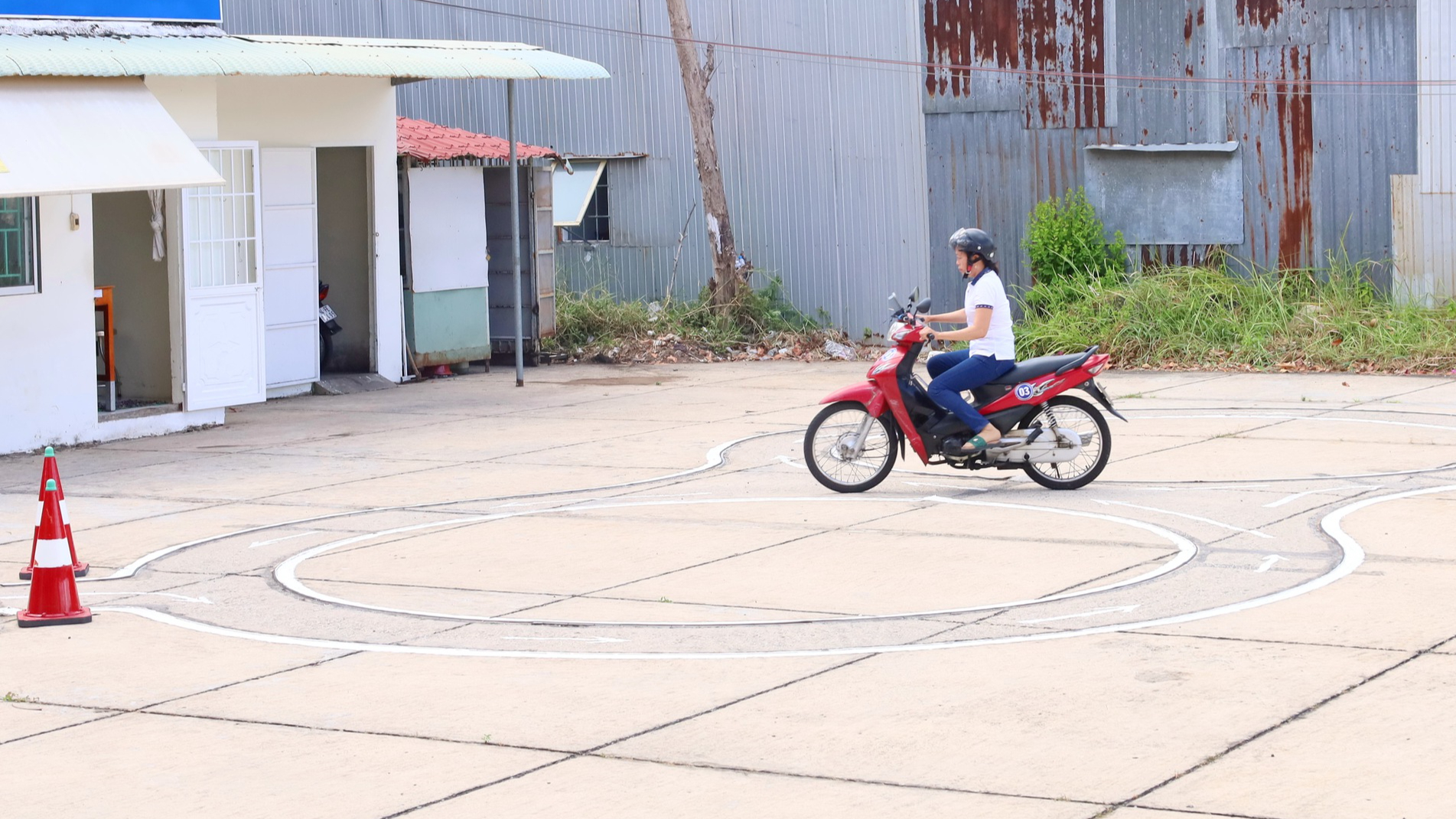 90% thí sinh vượt qua kỳ sát hạch GPLX mô tô lần đầu Công an Bạc Liêu tổ chức - Ảnh 3. 90% thí sinh vượt qua kỳ sát hạch GPLX mô tô lần đầu Công an Bạc Liêu tổ chức - Ảnh 3.