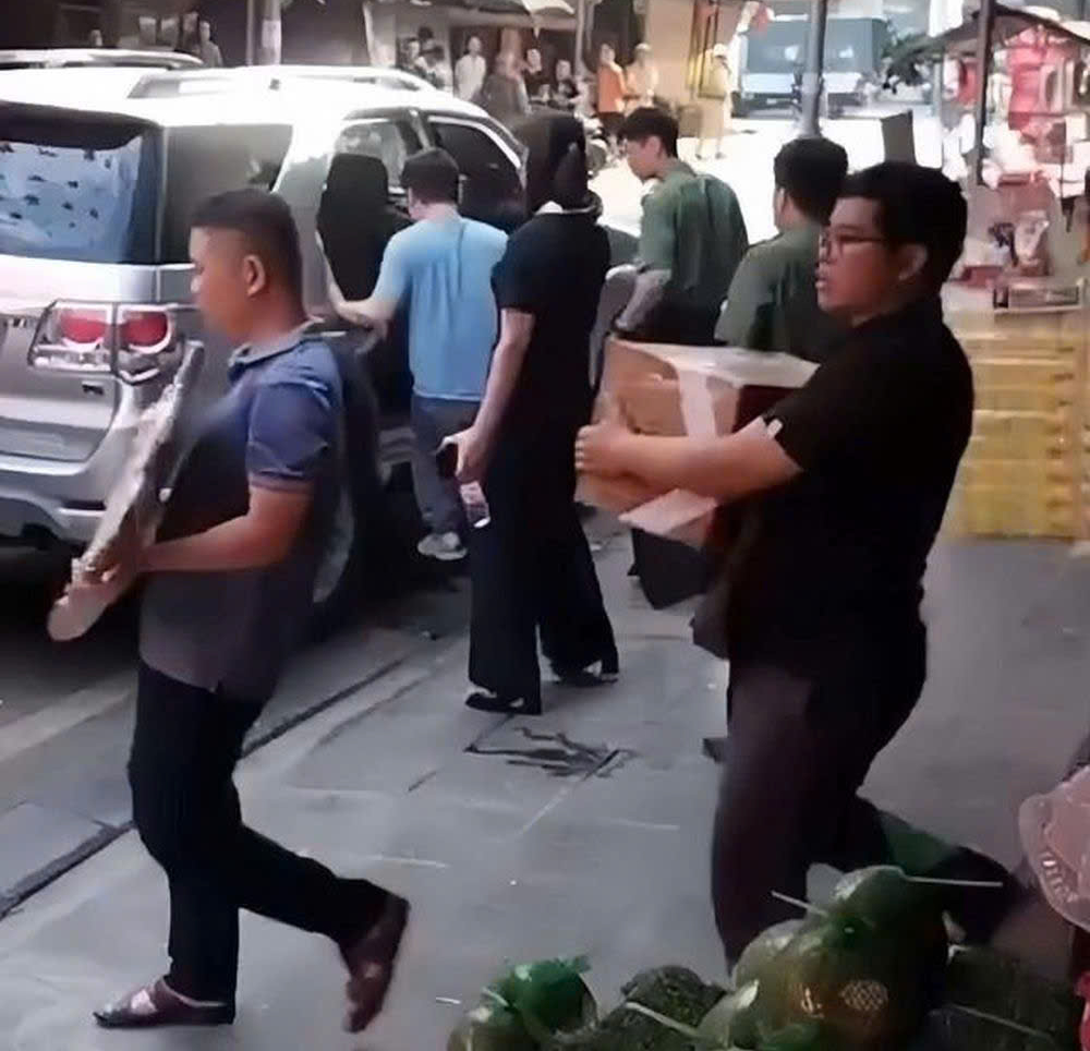 TikToker Lê Việt Hùng bị bắt, điều tra về hành vi cưỡng đoạt tài sản- Ảnh 1. TikToker Lê Việt Hùng bị bắt, điều tra về hành vi cưỡng đoạt tài sản- Ảnh 1.