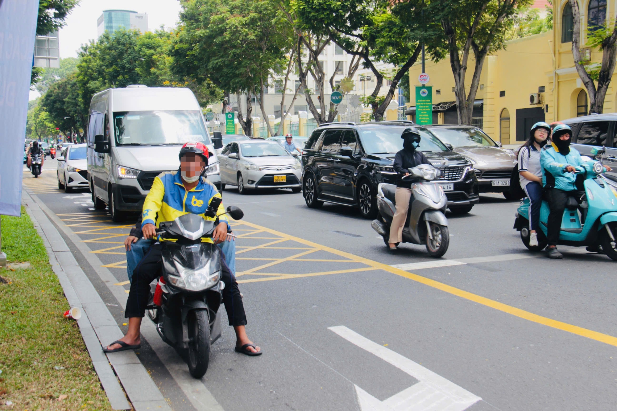 TP.HCM kẻ thêm vạch mắt võng ở giao lộ Lê Duẩn - Tôn Đức Thắng- Ảnh 2. TP.HCM kẻ thêm vạch mắt võng ở giao lộ Lê Duẩn - Tôn Đức Thắng- Ảnh 2.