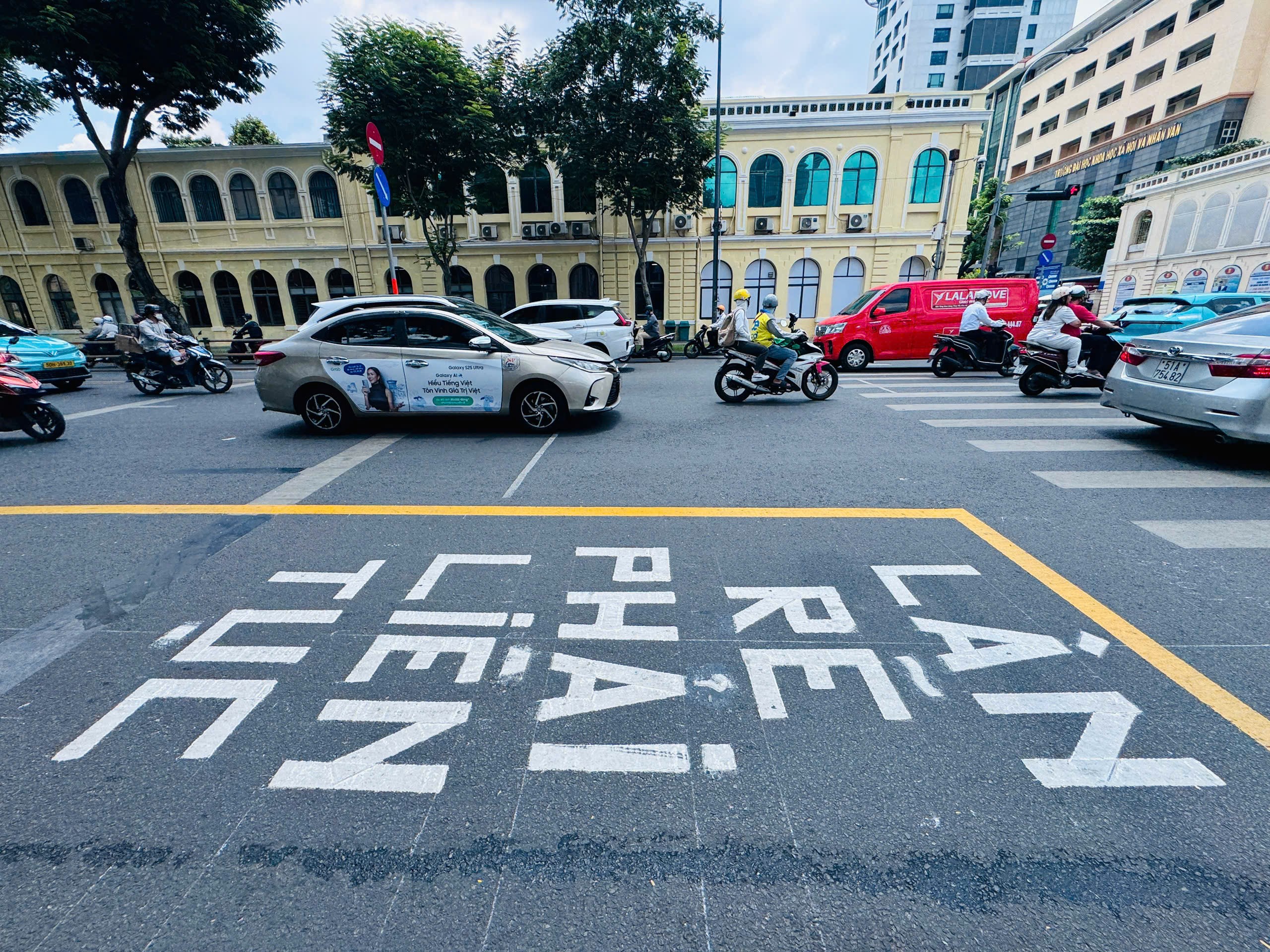 TP.HCM kẻ thêm vạch mắt võng ở giao lộ Lê Duẩn - Tôn Đức Thắng- Ảnh 4. TP.HCM kẻ thêm vạch mắt võng ở giao lộ Lê Duẩn - Tôn Đức Thắng- Ảnh 4.