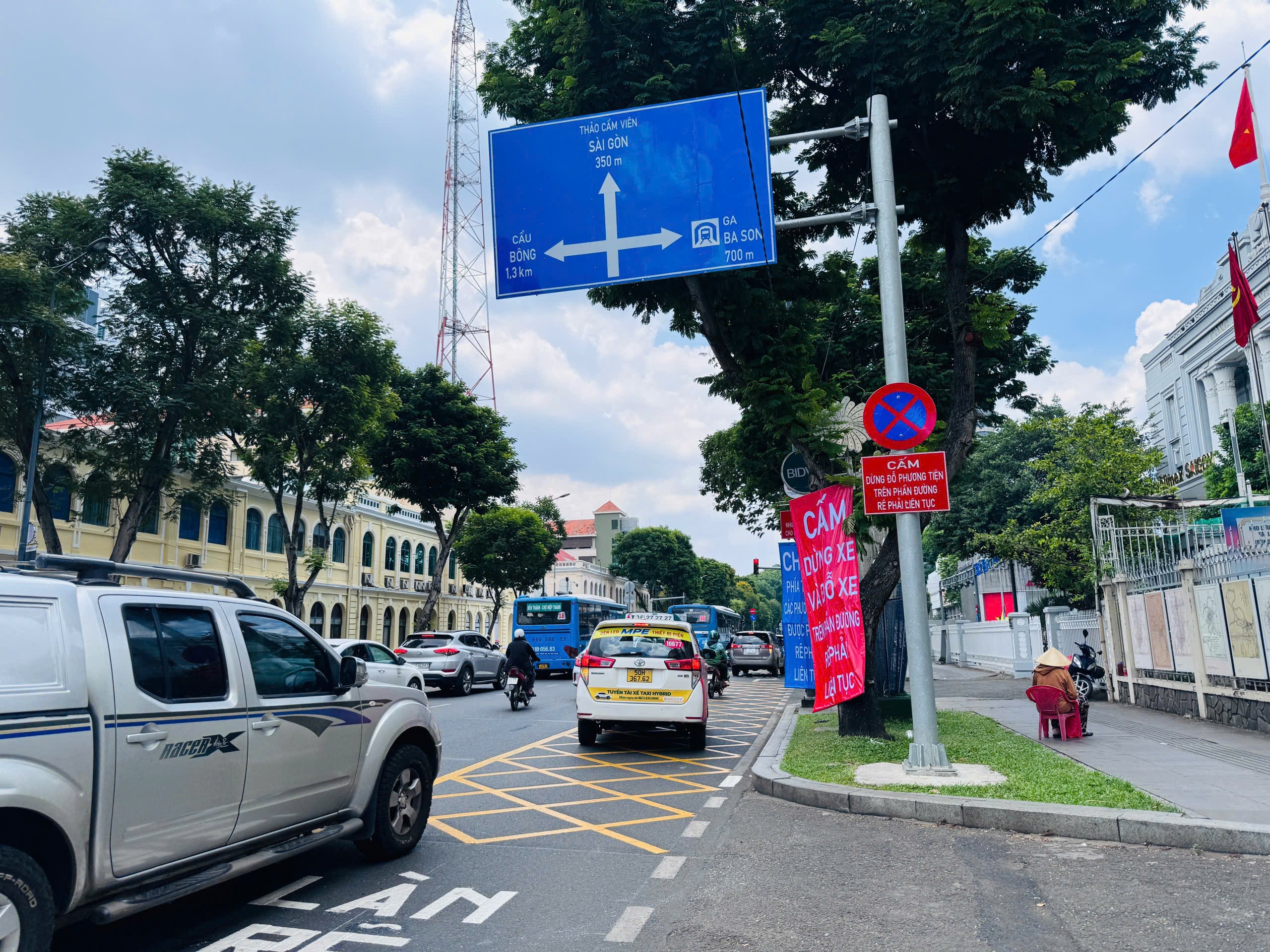 TP.HCM kẻ thêm vạch mắt võng ở giao lộ Lê Duẩn - Tôn Đức Thắng- Ảnh 3. TP.HCM kẻ thêm vạch mắt võng ở giao lộ Lê Duẩn - Tôn Đức Thắng- Ảnh 3.
