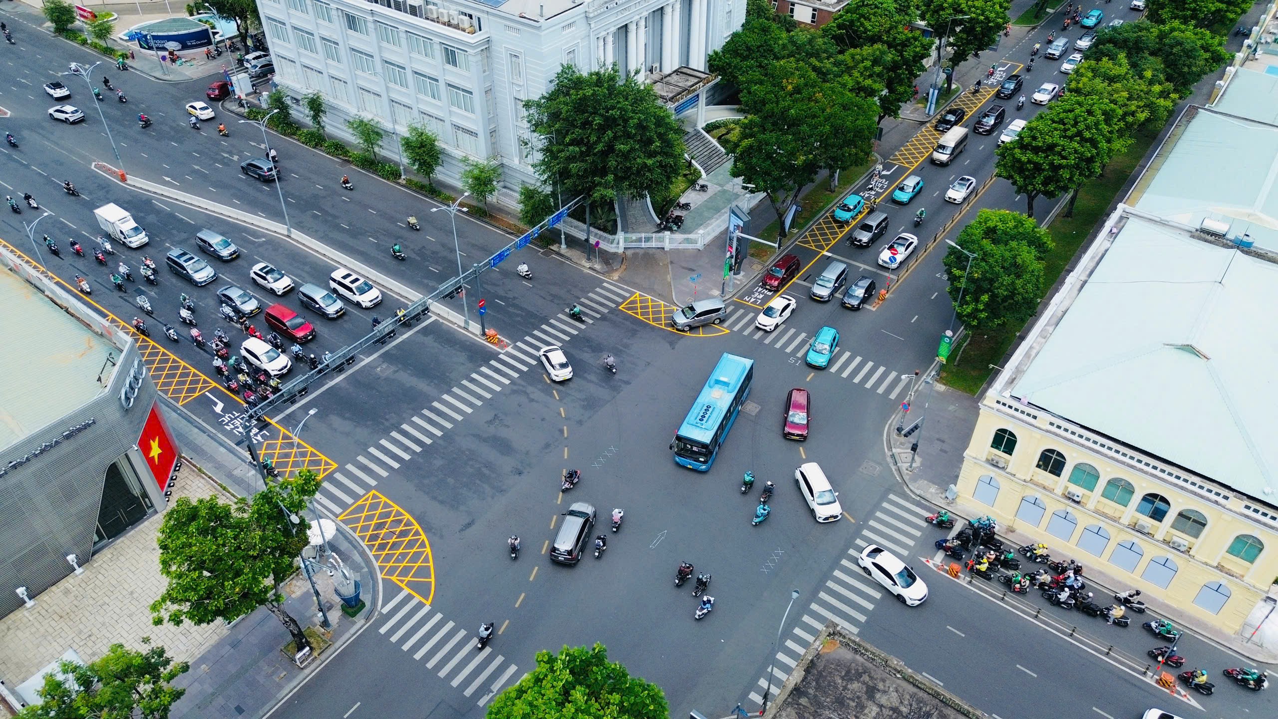 TP.HCM kẻ thêm vạch mắt võng ở giao lộ Lê Duẩn - Tôn Đức Thắng- Ảnh 1. TP.HCM kẻ thêm vạch mắt võng ở giao lộ Lê Duẩn - Tôn Đức Thắng- Ảnh 1.