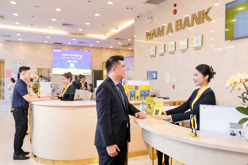 Nam A Bank tổ chức hội thảo “Chìa khóa mở rộng và đa dạng hóa thị trường xuất khẩu”- Ảnh 2. A person and person at a reception AI-generated content may be incorrect.