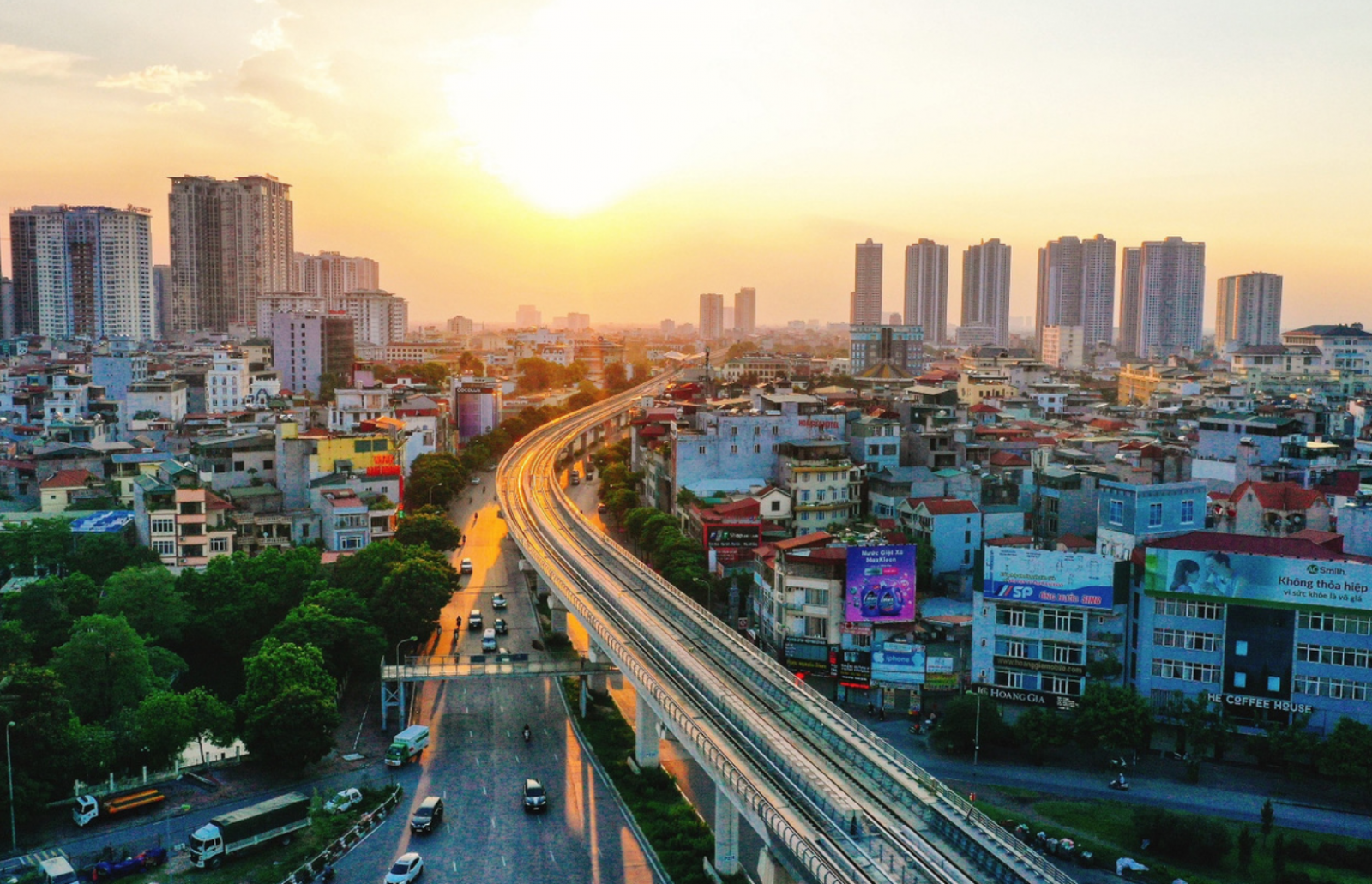 The Nelson: Căn hộ hạng sang vùng lõi trung tâm Hà Nội- Ảnh 1. A city with a bridge and buildings AI-generated content may be incorrect.