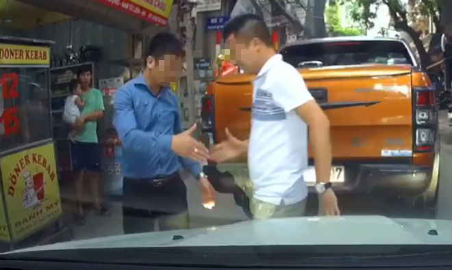 Hàng loạt vụ hành xử côn đồ do va chạm khi tham gia giao thông, Bộ Công an cảnh báo gì?- Ảnh 3. Hàng loạt vụ hành xử côn đồ do va chạm khi tham gia giao thông, Bộ Công an cảnh báo gì?- Ảnh 3.