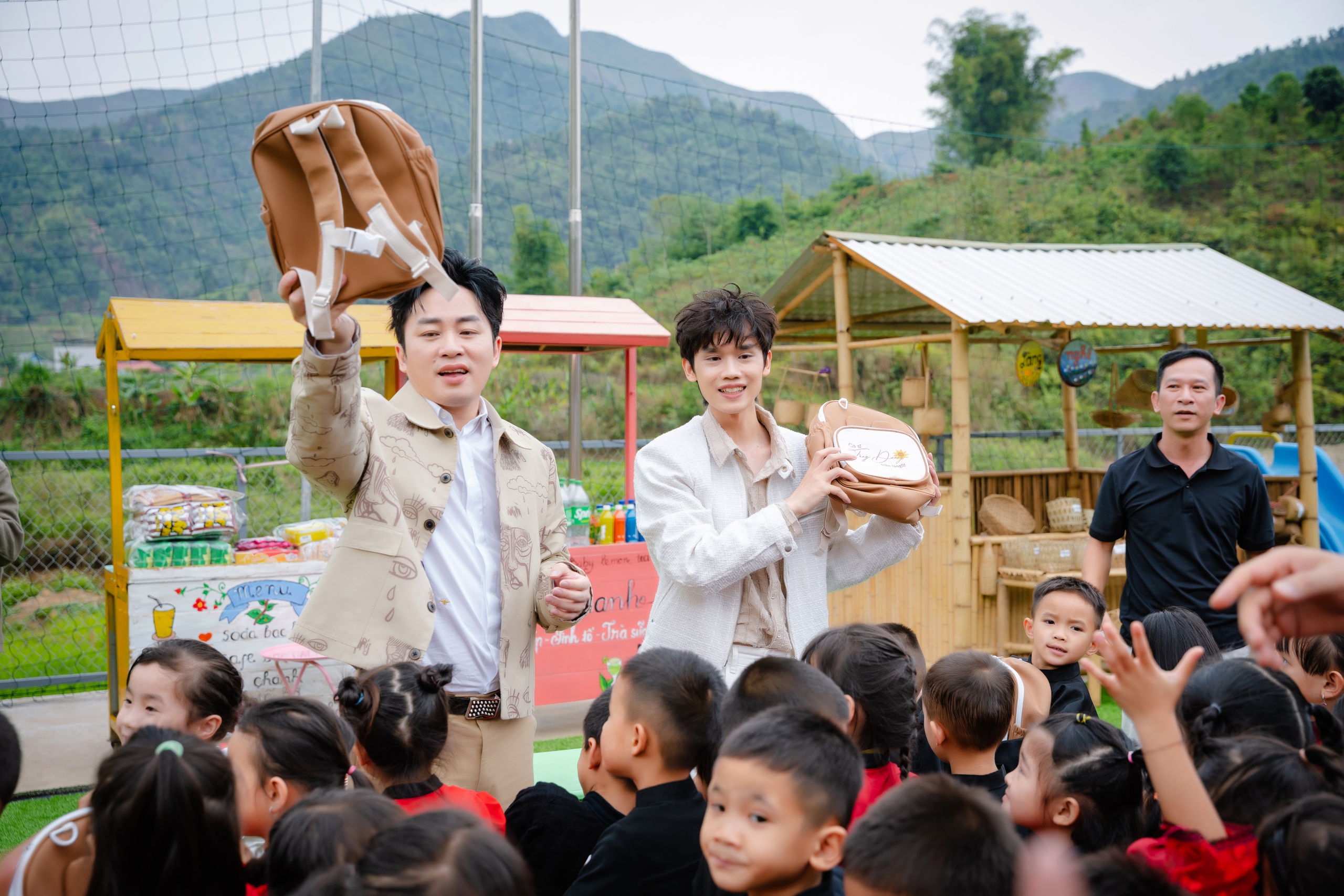 Tùng Dương bắt tay với nhạc sĩ tạo hit Nguyễn Thương, ra MV "Đừng buồn phiền nữa"- Ảnh 1. Tùng Dương bắt tay với nhạc sĩ tạo hit Nguyễn Thương, ra MV "Đừng buồn phiền nữa"- Ảnh 1.