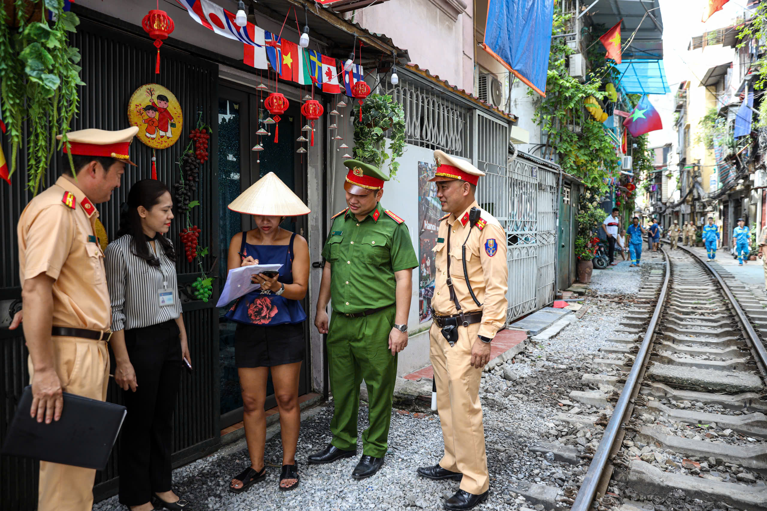Hà Nội: Phạt hàng chục tài xế dừng, đỗ xe trong hành lang an toàn đường sắt- Ảnh 2. Hà Nội: Phạt hàng chục tài xế dừng, đỗ xe trong hành lang an toàn đường sắt- Ảnh 2.