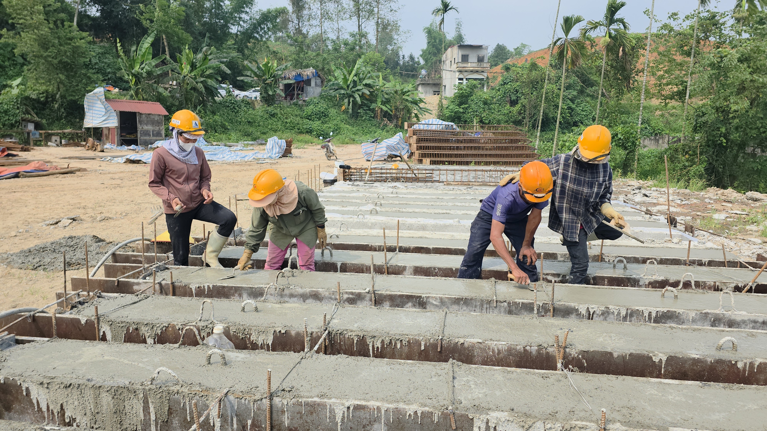 Cận cảnh tuyến kè 300 tỷ đồng chống lũ ở Lào Cai: Vượt nắng nóng, bám tiến độ- Ảnh 6. Cận cảnh tuyến kè 300 tỷ đồng chống lũ ở Lào Cai: Vượt nắng nóng, bám tiến độ- Ảnh 6.