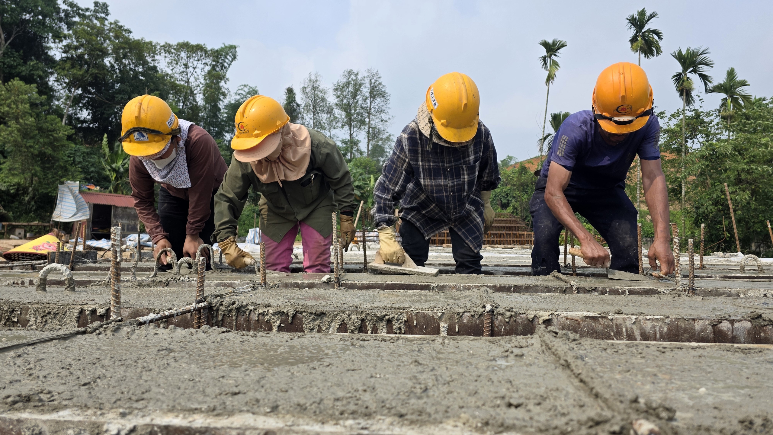 Cận cảnh tuyến kè 300 tỷ đồng chống lũ ở Lào Cai: Vượt nắng nóng, bám tiến độ- Ảnh 7. Cận cảnh tuyến kè 300 tỷ đồng chống lũ ở Lào Cai: Vượt nắng nóng, bám tiến độ- Ảnh 7.