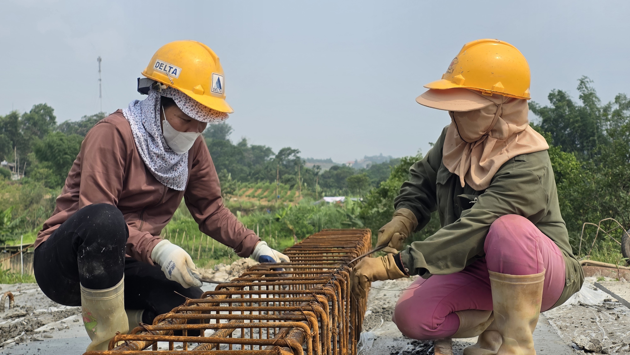 Cận cảnh tuyến kè 300 tỷ đồng chống lũ ở Lào Cai: Vượt nắng nóng, bám tiến độ- Ảnh 8. Cận cảnh tuyến kè 300 tỷ đồng chống lũ ở Lào Cai: Vượt nắng nóng, bám tiến độ- Ảnh 8.