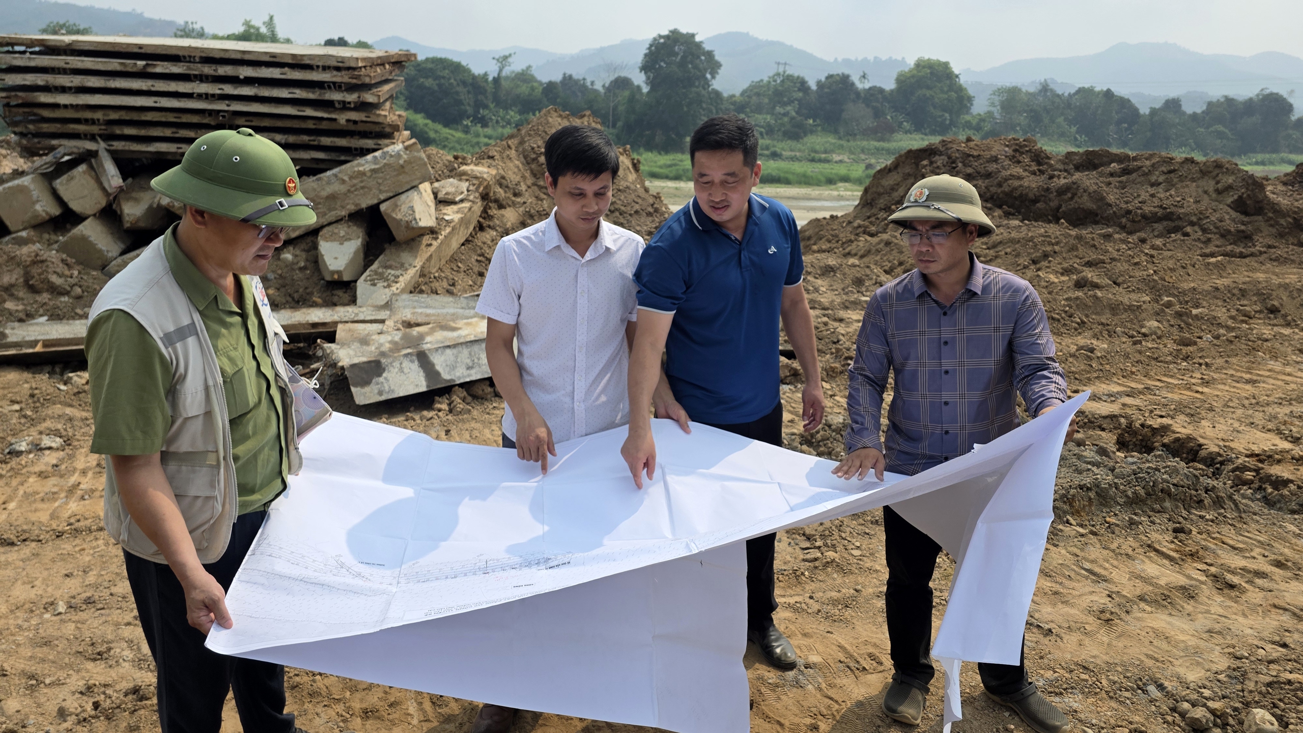 Cận cảnh tuyến kè 300 tỷ đồng chống lũ ở Lào Cai: Vượt nắng nóng, bám tiến độ- Ảnh 3. Cận cảnh tuyến kè 300 tỷ đồng chống lũ ở Lào Cai: Vượt nắng nóng, bám tiến độ- Ảnh 3.