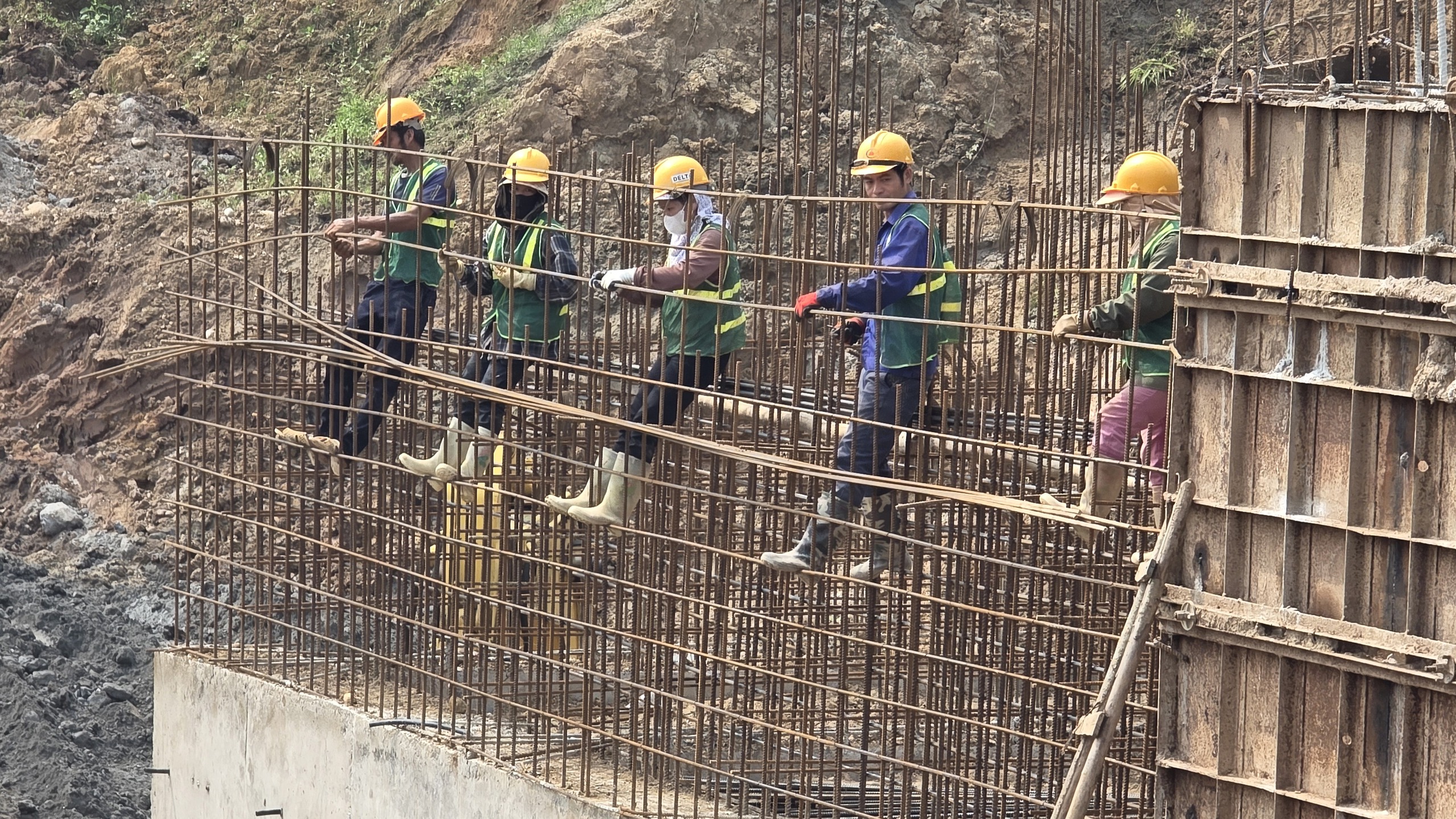 Cận cảnh tuyến kè 300 tỷ đồng chống lũ ở Lào Cai: Vượt nắng nóng, bám tiến độ- Ảnh 11. Cận cảnh tuyến kè 300 tỷ đồng chống lũ ở Lào Cai: Vượt nắng nóng, bám tiến độ- Ảnh 11.