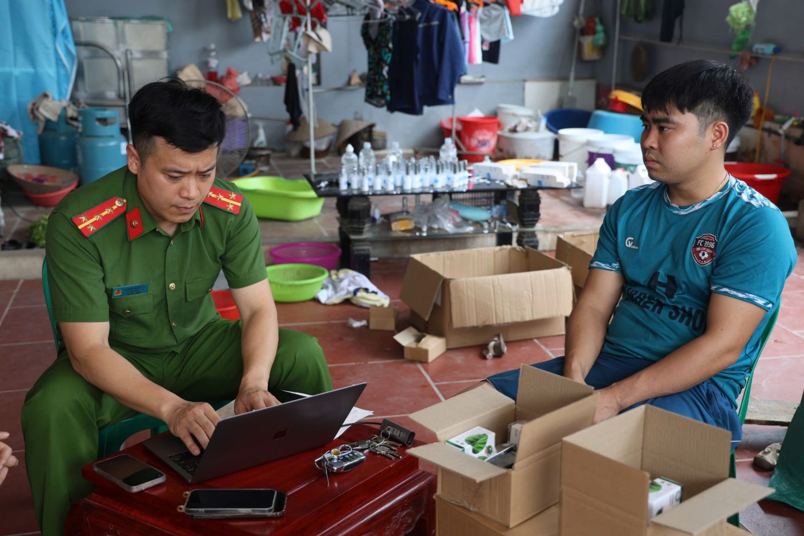 Triệt phá ổ sản xuất, buôn bán mỹ phẩm giả với hơn 100.000 đơn hàng tại Bắc Giang- Ảnh 1. Triệt phá ổ sản xuất, buôn bán mỹ phẩm giả với hơn 100.000 đơn hàng tại Bắc Giang- Ảnh 1.