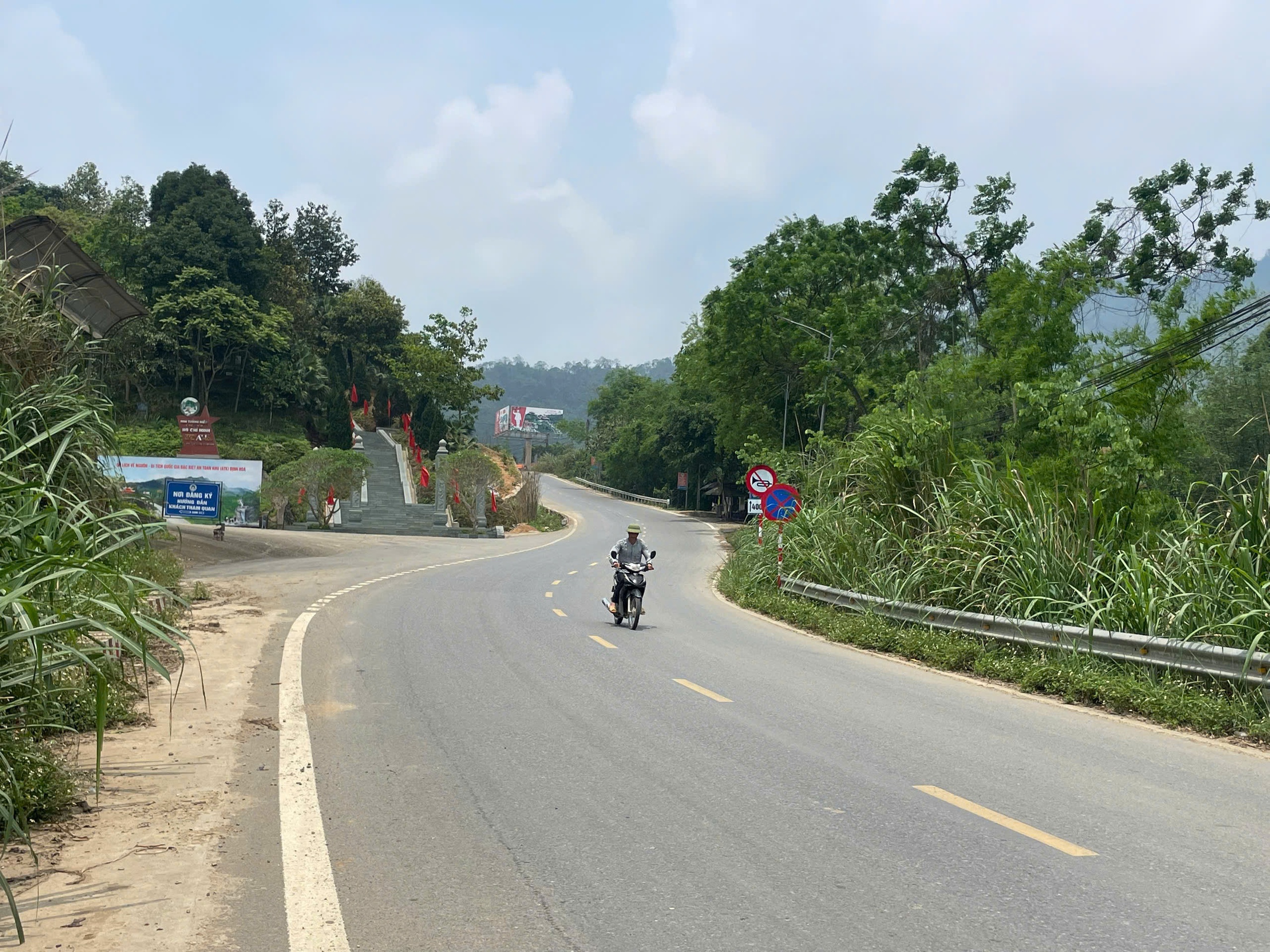 Gần cán đích, tuyến đường 300 tỷ nối vùng An toàn khu Thái Nguyên hiện thi công ra sao?- Ảnh 7. Gần cán đích, tuyến đường 300 tỷ nối vùng An toàn khu Thái Nguyên hiện thi công ra sao?- Ảnh 7.