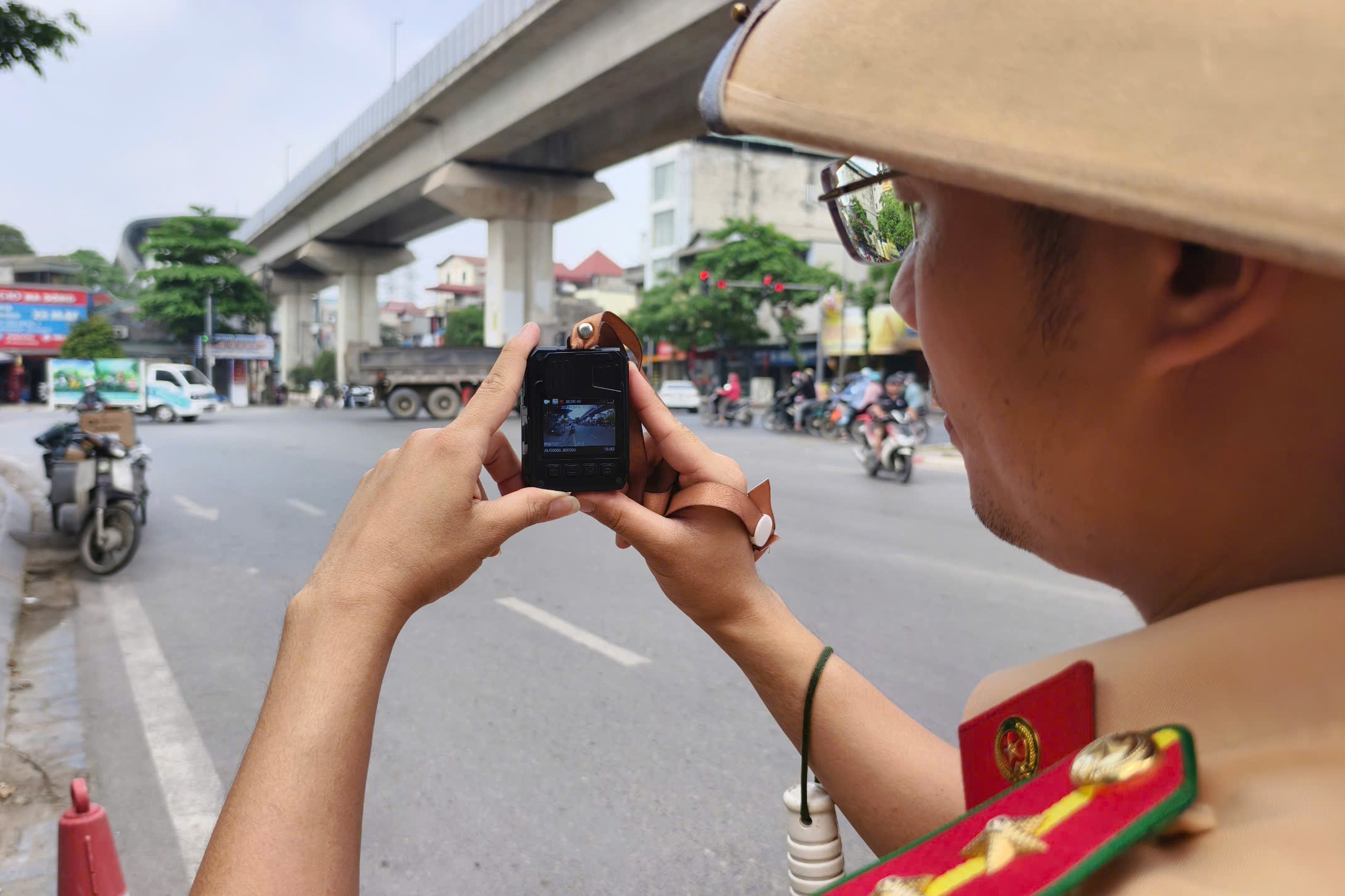 Hà Nội: CSGT ghi hình bằng camera mini, tài xế xe máy hết đường né phạt- Ảnh 2. Hà Nội: CSGT ghi hình bằng camera mini, tài xế xe máy hết đường né phạt- Ảnh 2.