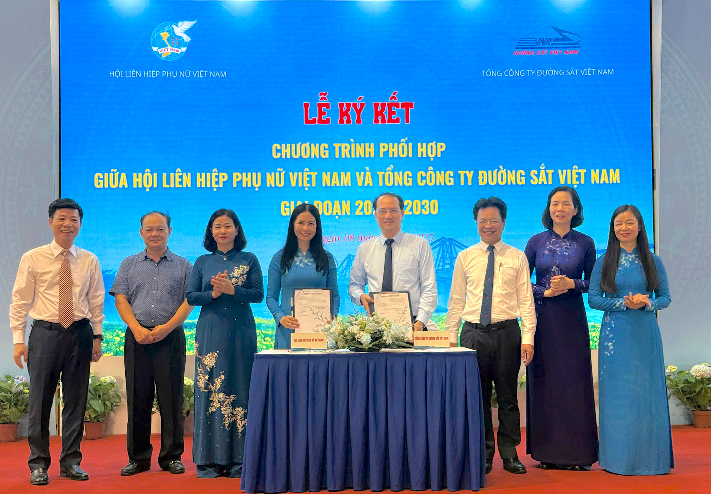 Hội Liên hiệp Phụ nữ phối hợp triển khai phong trào “Đường tàu - Đường hoa”- Ảnh 1. Hội Liên hiệp Phụ nữ phối hợp triển khai phong trào “Đường tàu - Đường hoa”- Ảnh 1.