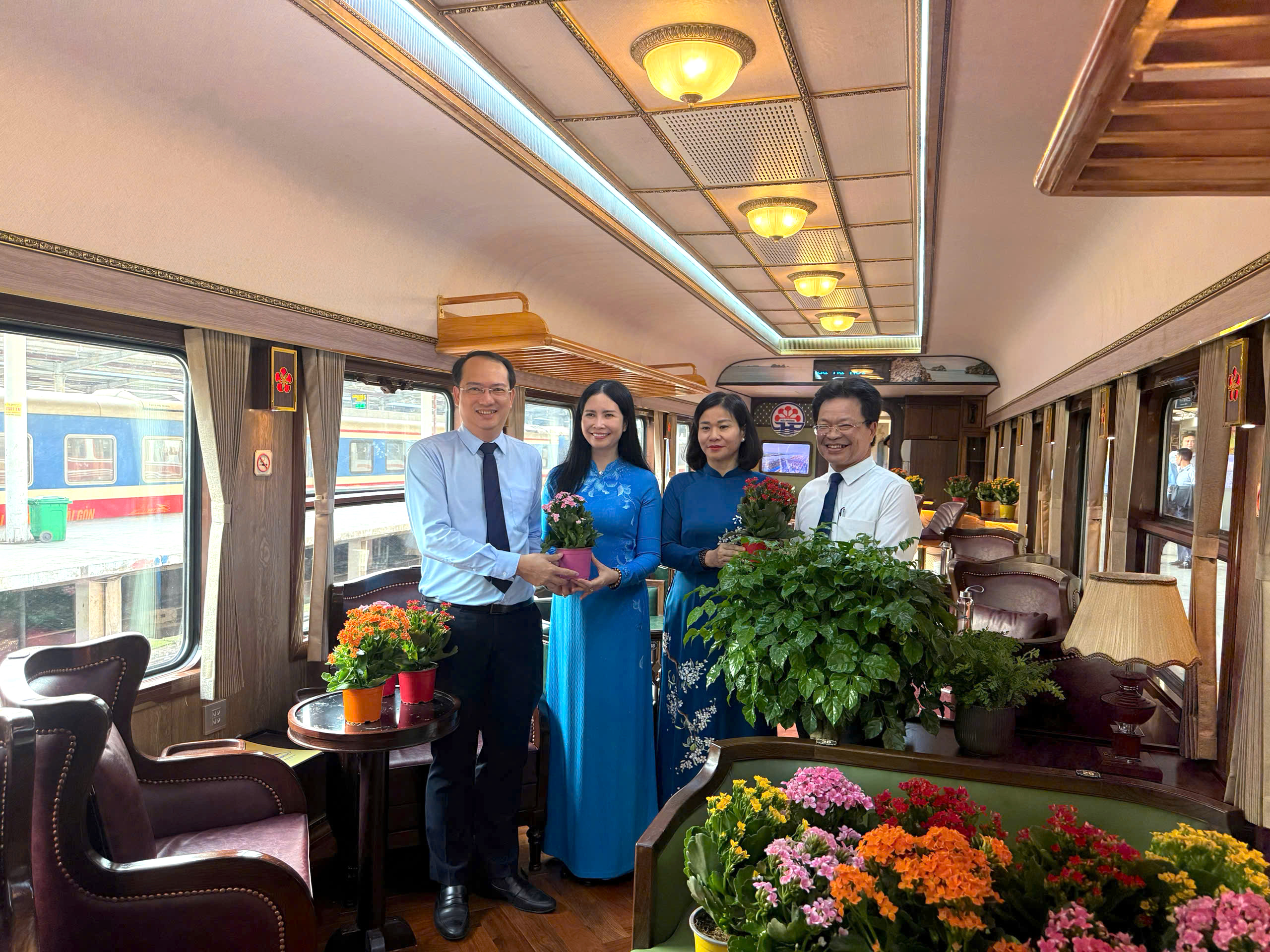 Hội Liên hiệp Phụ nữ phối hợp triển khai phong trào “Đường tàu - Đường hoa”- Ảnh 2. Hội Liên hiệp Phụ nữ phối hợp triển khai phong trào “Đường tàu - Đường hoa”- Ảnh 2.