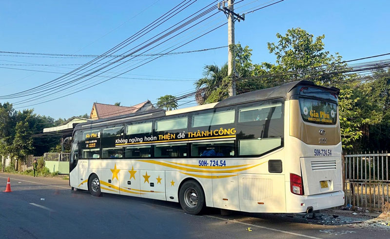 Chiếc ô tô khách tại hiện trường vụ tai nạn - Ảnh: Minh Chính. Chiếc ô tô khách tại hiện trường vụ tai nạn - Ảnh: Minh Chính.