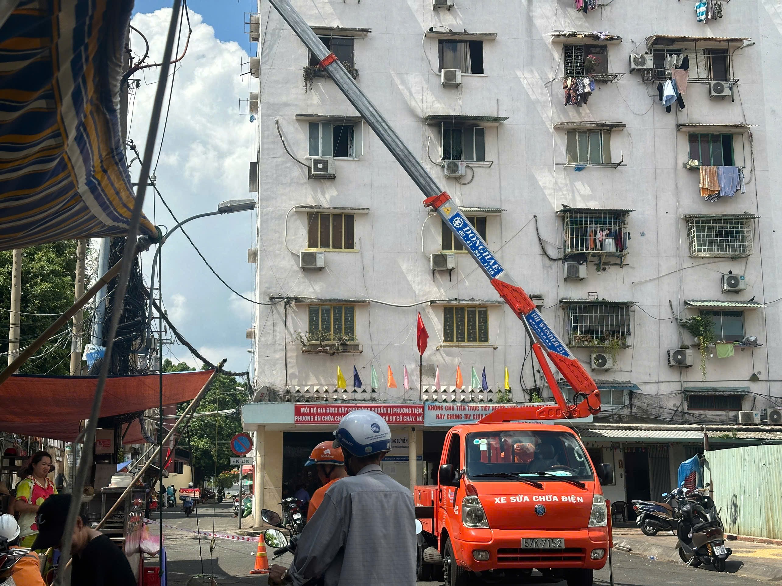 Cháy căn hộ chung cư ở TP.HCM, 5 người mắc kẹt- Ảnh 1. Cháy căn hộ chung cư ở TP.HCM, 5 người mắc kẹt- Ảnh 1.