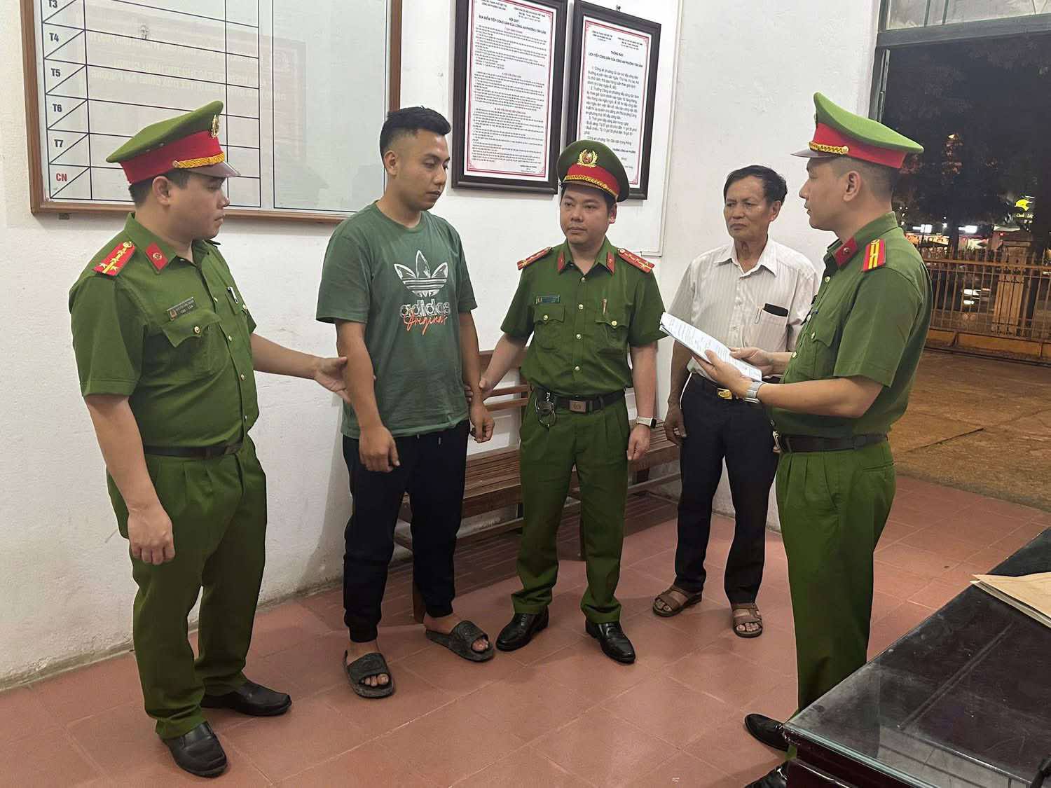 Phú Thọ: Bắt khẩn cấp 2 đối tượng khai thác tài nguyên khoáng sản trái phép- Ảnh 1. Phú Thọ: Bắt khẩn cấp 2 đối tượng khai thác tài nguyên khoáng sản trái phép- Ảnh 1.