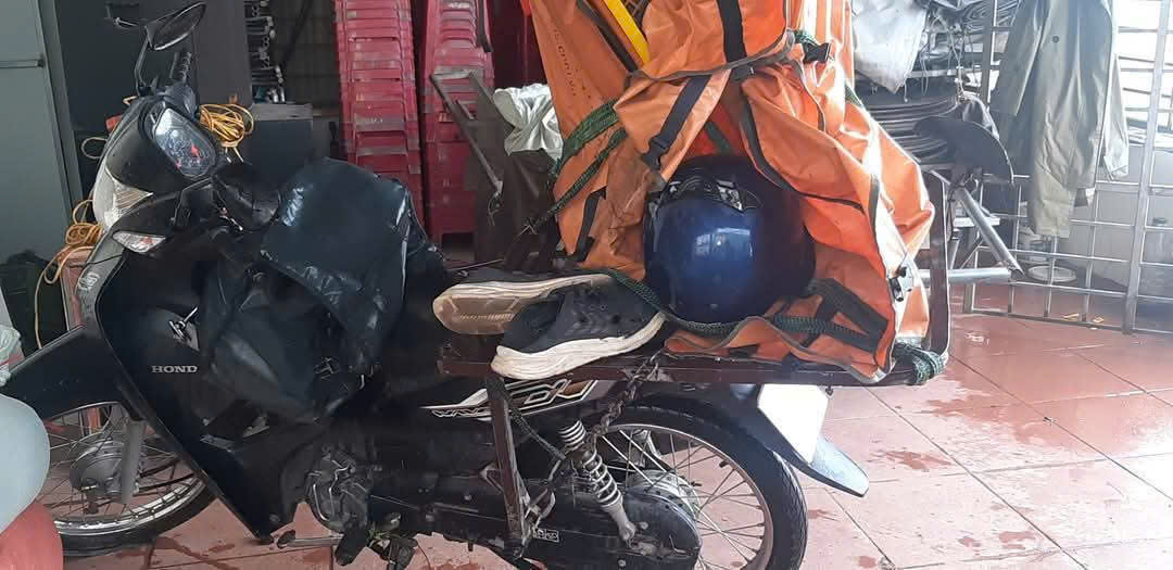 Nam shipper bị sét đánh bất tỉnh trên quốc lộ 49C qua Quảng Trị- Ảnh 2. Nam shipper bị sét đánh bất tỉnh trên quốc lộ 49C qua Quảng Trị- Ảnh 2.