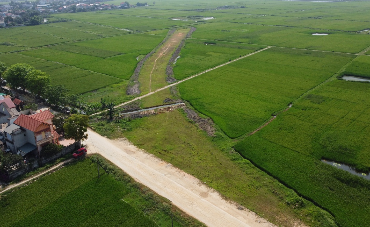 Thanh Hóa: Loạt dự án giao thông nguy cơ lỡ hẹn vì thiếu mặt bằng, khan hiếm đất đắp- Ảnh 1. Thanh Hóa: Loạt dự án giao thông nguy cơ lỡ hẹn vì thiếu mặt bằng, khan hiếm đất đắp- Ảnh 1.