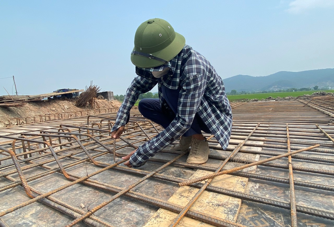 Thanh Hóa: Loạt dự án giao thông nguy cơ lỡ hẹn vì thiếu mặt bằng, khan hiếm đất đắp- Ảnh 3. Thanh Hóa: Loạt dự án giao thông nguy cơ lỡ hẹn vì thiếu mặt bằng, khan hiếm đất đắp- Ảnh 3.