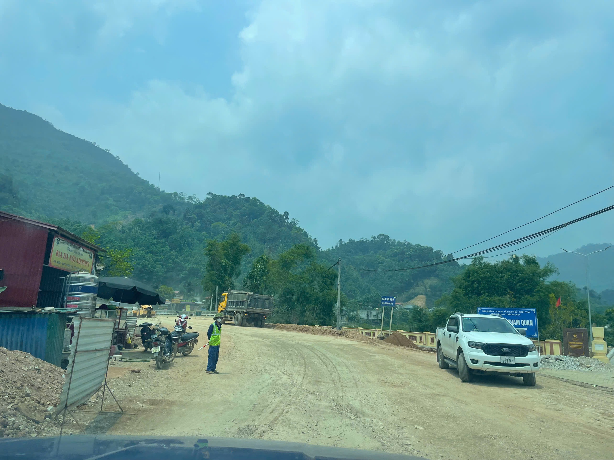 Gần cán đích, tuyến đường 300 tỷ nối vùng An toàn khu Thái Nguyên hiện thi công ra sao?- Ảnh 9. Gần cán đích, tuyến đường 300 tỷ nối vùng An toàn khu Thái Nguyên hiện thi công ra sao?- Ảnh 9.