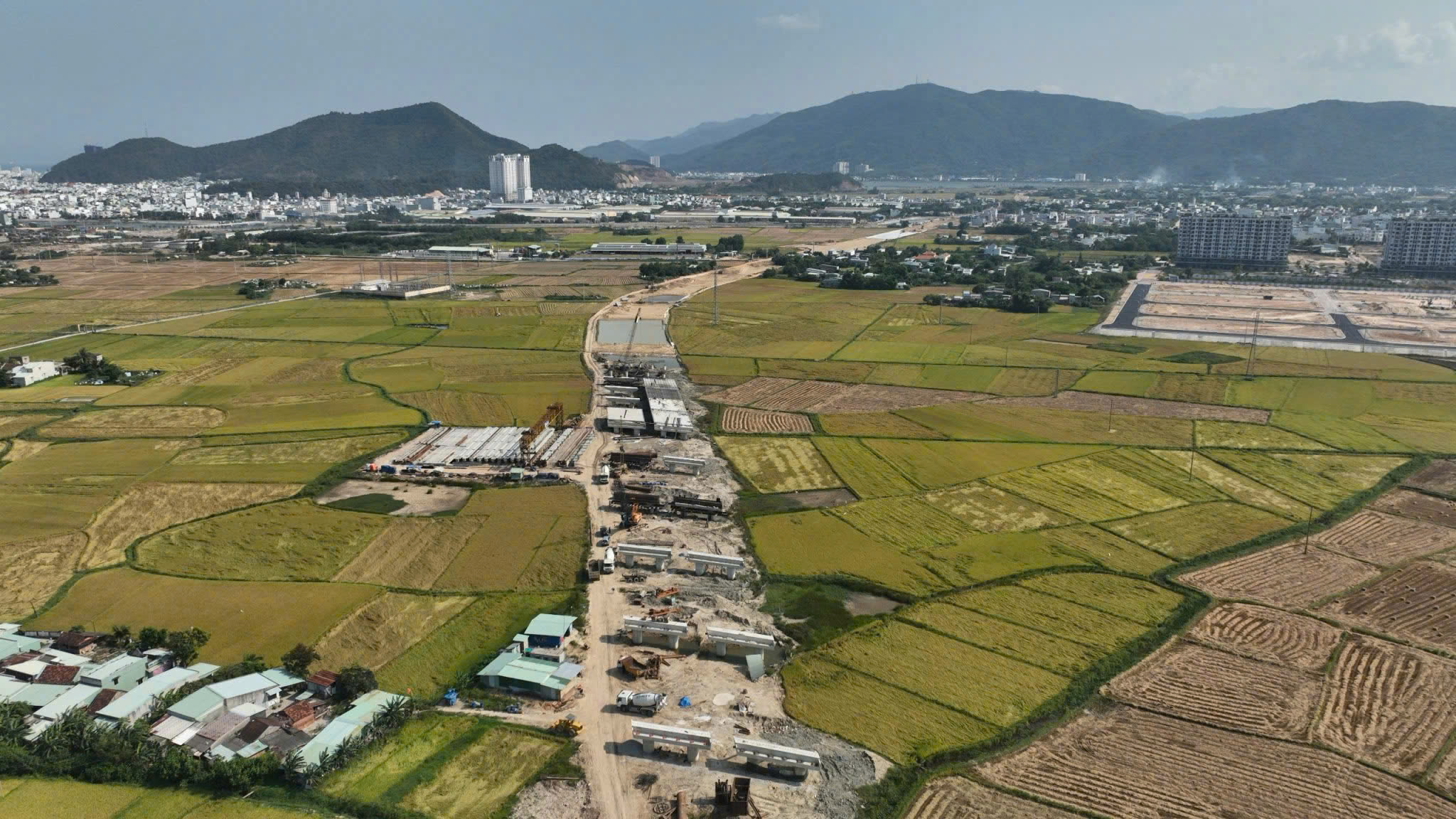Khai thác cát nhiễm mặn đầm Thị Nại để giải bài toán thiếu vật liệu ở Bình Định- Ảnh 2. Khai thác cát nhiễm mặn đầm Thị Nại để giải bài toán thiếu vật liệu ở Bình Định- Ảnh 2.