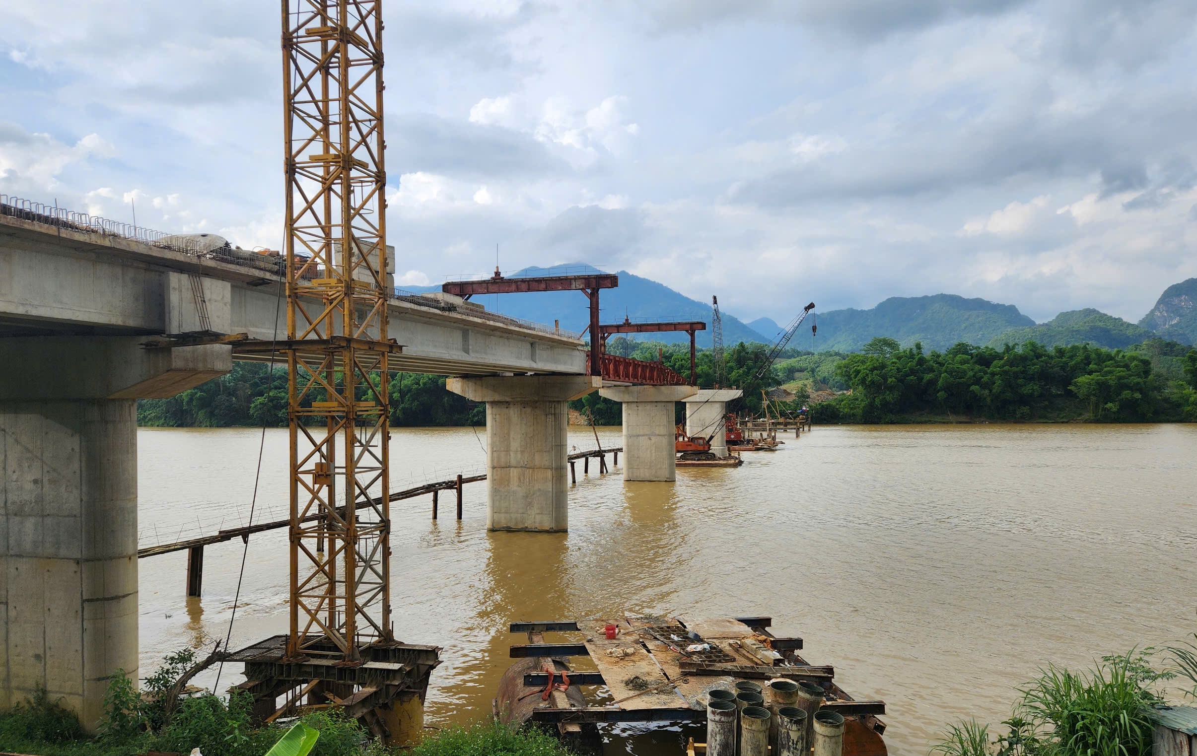 Thanh Hóa nỗ lực đưa dự án cầu nối đôi bờ sông Mã cán đích đúng hẹn 31/12- Ảnh 4. Thanh Hóa nỗ lực đưa dự án cầu nối đôi bờ sông Mã cán đích đúng hẹn 31/12- Ảnh 4.