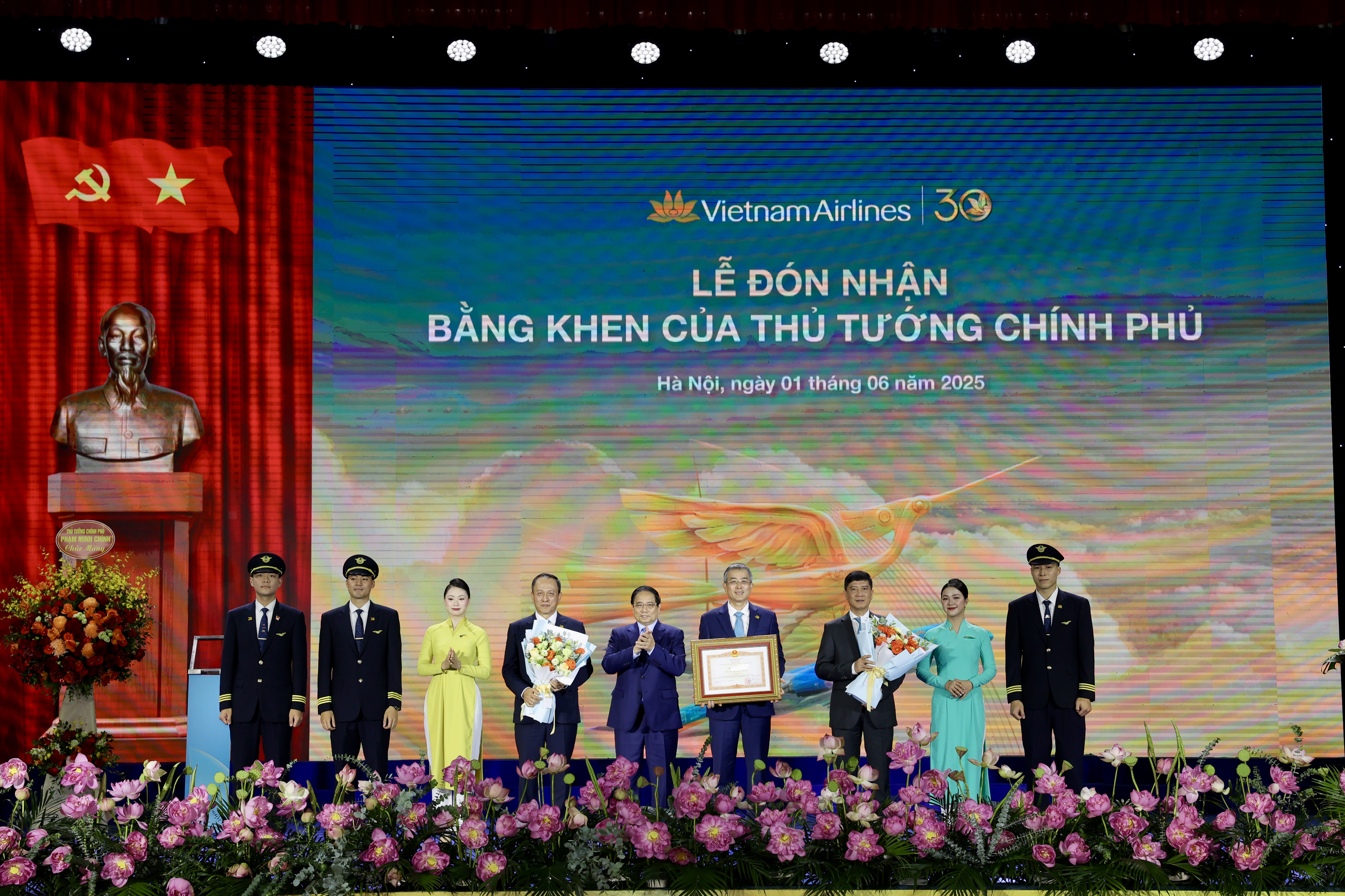 Thủ tướng Phạm Minh Chính: Vietnam Airlines là cánh chim đầu đàn của ngành hàng không Việt- Ảnh 2. Thủ tướng Phạm Minh Chính: Vietnam Airlines là cánh chim đầu đàn của ngành hàng không Việt- Ảnh 2.
