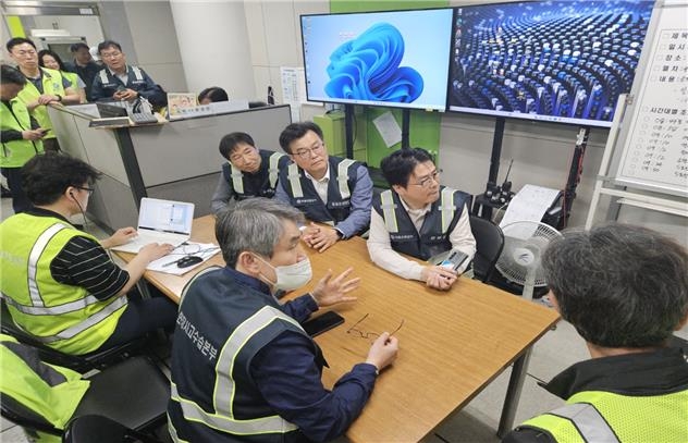 Seoul thiệt hại khoảng 5,6 tỷ đồng sau vụ phóng hỏa tàu điện ngầm- Ảnh 1. Seoul thiệt hại khoảng 5,6 tỷ đồng sau vụ phóng hỏa tàu điện ngầm- Ảnh 1.