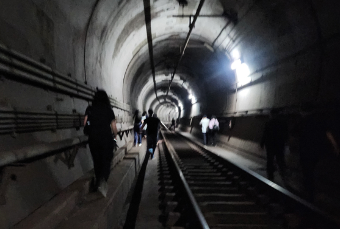 Seoul thiệt hại khoảng 5,6 tỷ đồng sau vụ phóng hỏa tàu điện ngầm- Ảnh 2. Seoul thiệt hại khoảng 5,6 tỷ đồng sau vụ phóng hỏa tàu điện ngầm- Ảnh 2.