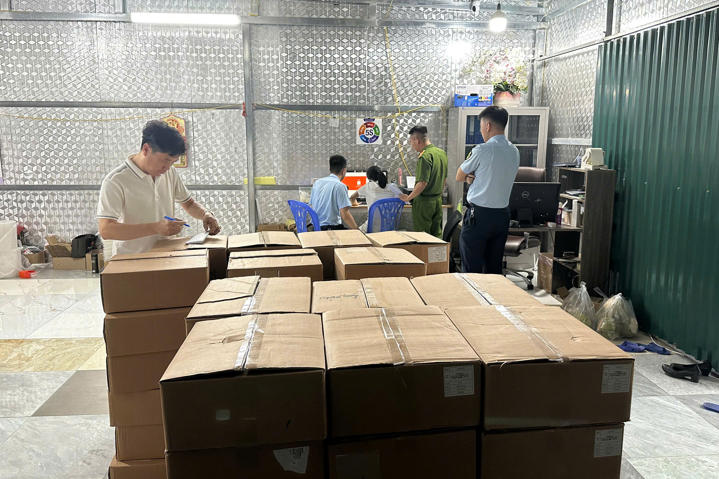 Hà Nội: Thu giữ 5.400 lọ mỹ phẩm nghi hàng lậu của Công ty Dược phẩm Ngân Korea- Ảnh 2. Hà Nội: Thu giữ 5.400 lọ mỹ phẩm nghi hàng lậu của Công ty Dược phẩm Ngân Korea- Ảnh 2.
