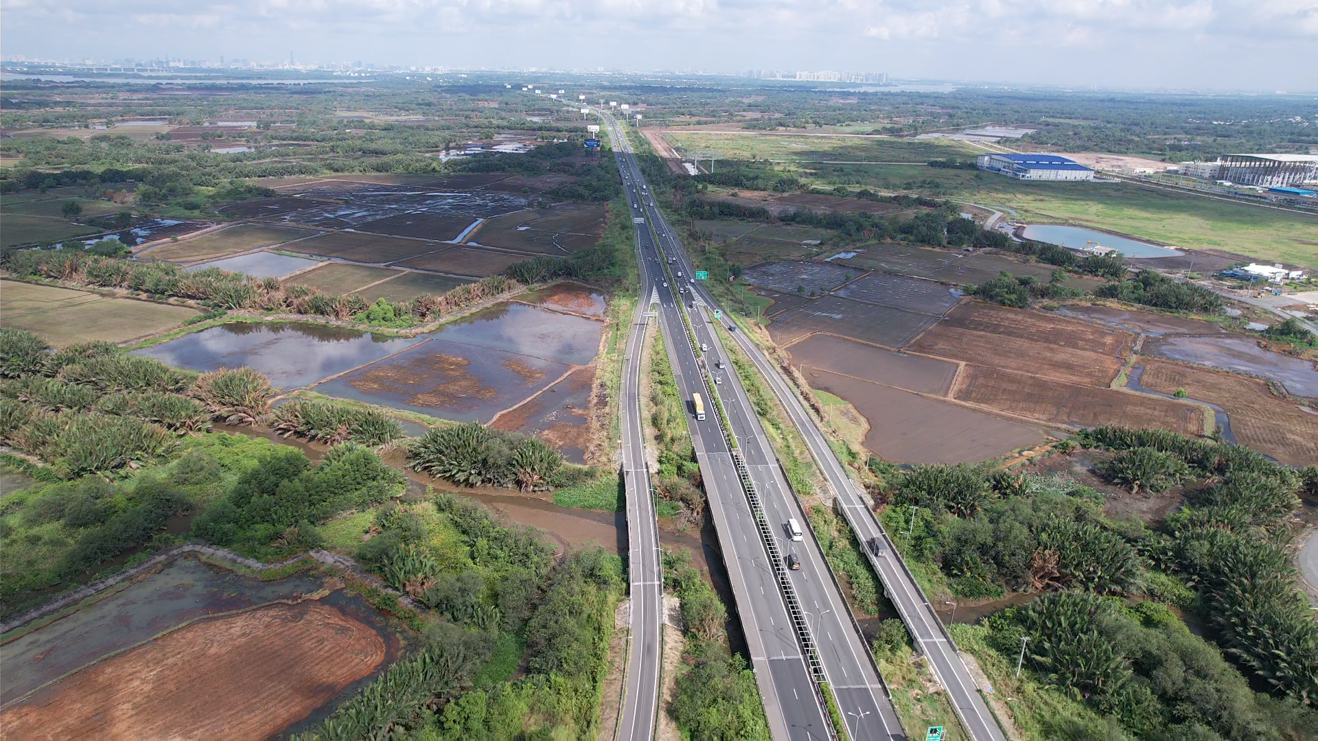 Thi công chặng cuối đường 5,2km kết nối hai tuyến cao tốc và cảng Phước An- Ảnh 6. Thi công chặng cuối đường 5,2km kết nối hai tuyến cao tốc và cảng Phước An- Ảnh 6.