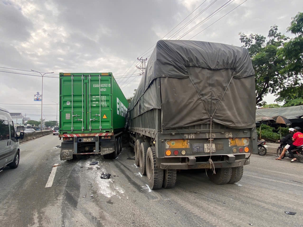 Hai xe container va chạm, chắn ngang QL51 gây ùn tắc kéo dài từ Long Thành qua Phú Mỹ- Ảnh 2. Hai xe container va chạm, chắn ngang QL51 gây ùn tắc kéo dài từ Long Thành qua Phú Mỹ- Ảnh 2.