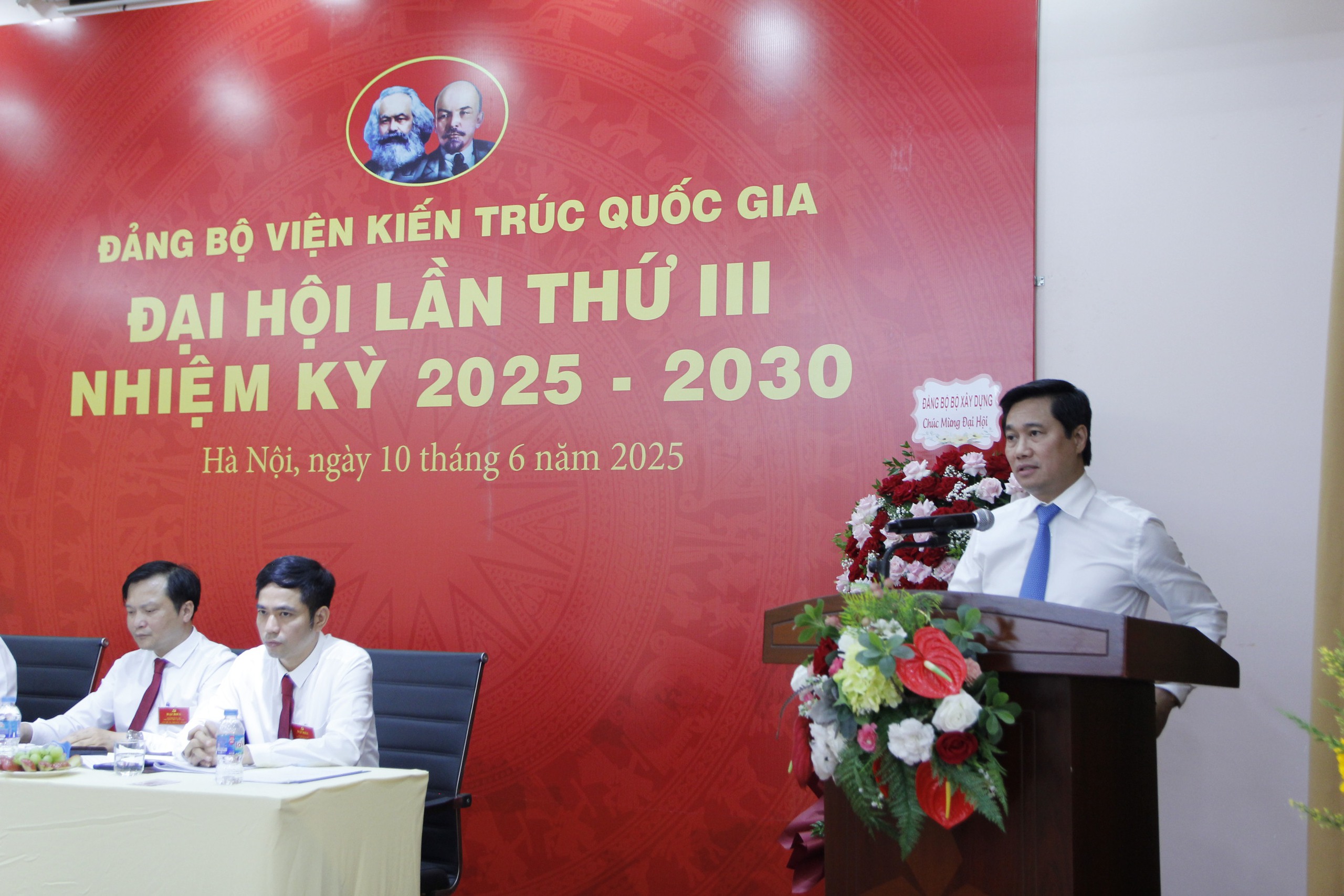 Đồng chí Nguyễn Tường Văn, Ủy viên Ban Thường vụ Đảng ủy Bộ Xây dựng, Thứ trưởng Bộ Xây dựng phát biểu chỉ đạo tại Đại hội. Đồng chí Nguyễn Tường Văn, Ủy viên Ban Thường vụ Đảng ủy Bộ Xây dựng, Thứ trưởng Bộ Xây dựng phát biểu chỉ đạo tại Đại hội.