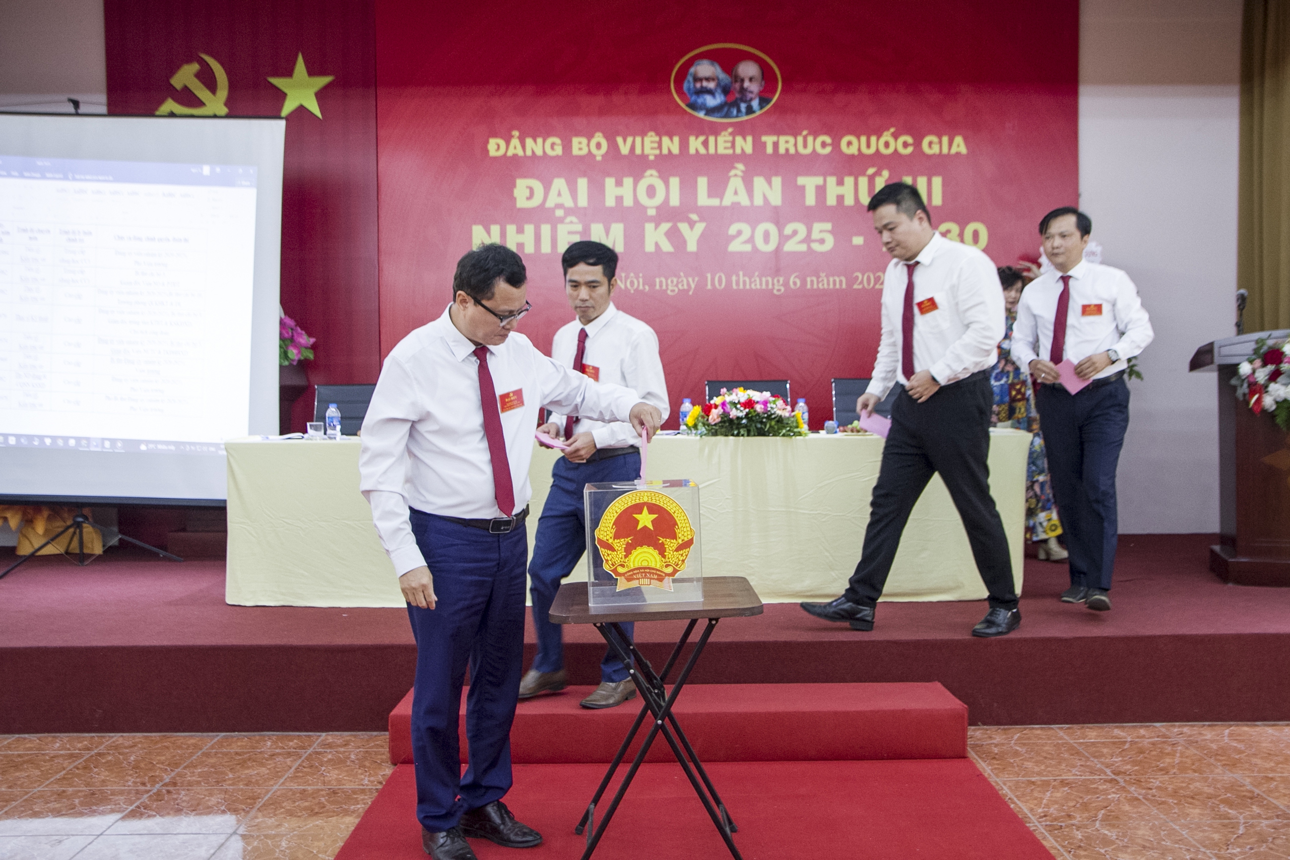 Đại hội đã bỏ phiếu bầu ra Ban chấp hành Đảng bộ Viện Kiến trúc quốc gia nhiệm kỳ 2025 – 2030 gồm 7 đồng chí. Đại hội đã bỏ phiếu bầu ra Ban chấp hành Đảng bộ Viện Kiến trúc quốc gia nhiệm kỳ 2025 – 2030 gồm 7 đồng chí.