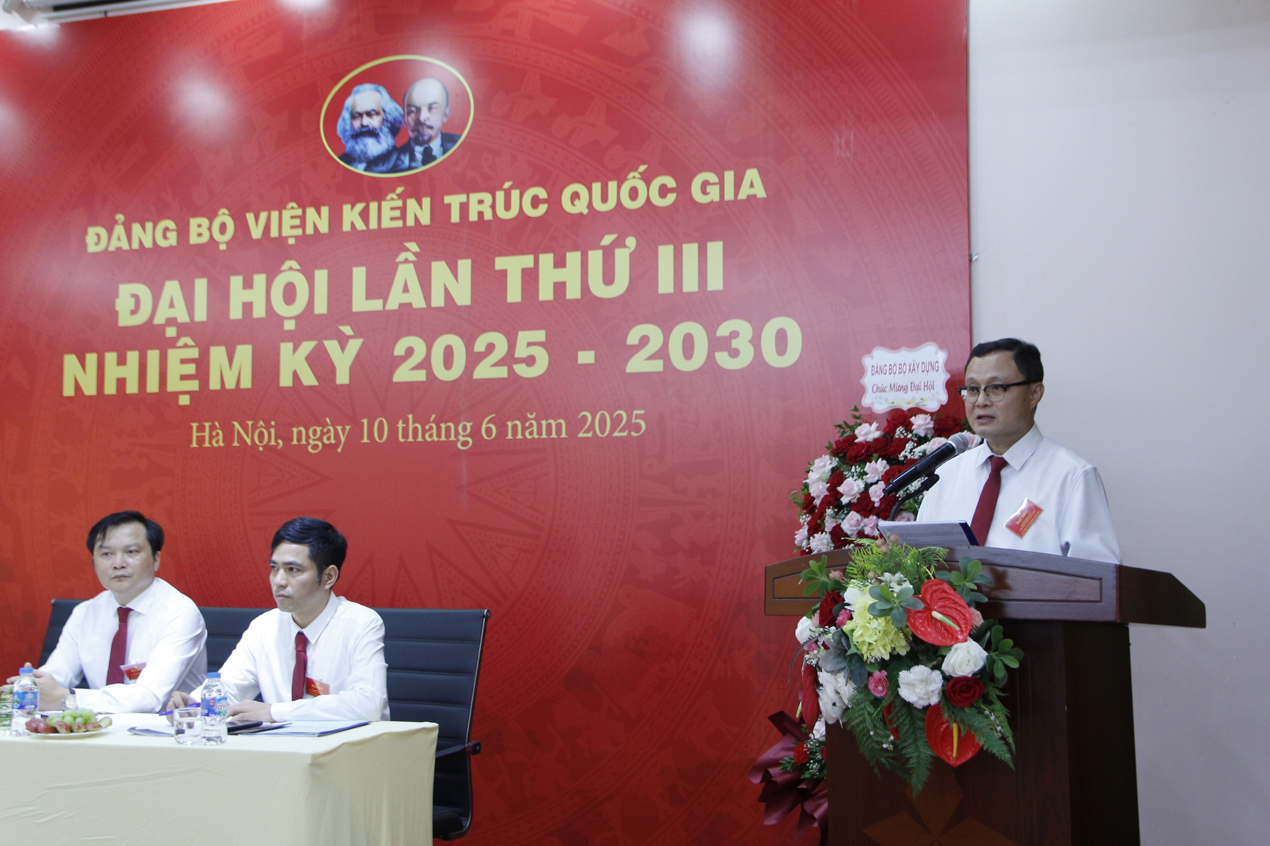 Đồng chí Hồ Chí Quang, Bí thư Đảng ủy, Viện trưởng Viện Kiến trúc quốc gia báo cáo kết quả thực hiện nhiệm vụ nhiệm kỳ 2020 - 2025 của Đảng bộ Viện. Đồng chí Hồ Chí Quang, Bí thư Đảng ủy, Viện trưởng Viện Kiến trúc quốc gia báo cáo kết quả thực hiện nhiệm vụ nhiệm kỳ 2020 - 2025 của Đảng bộ Viện.