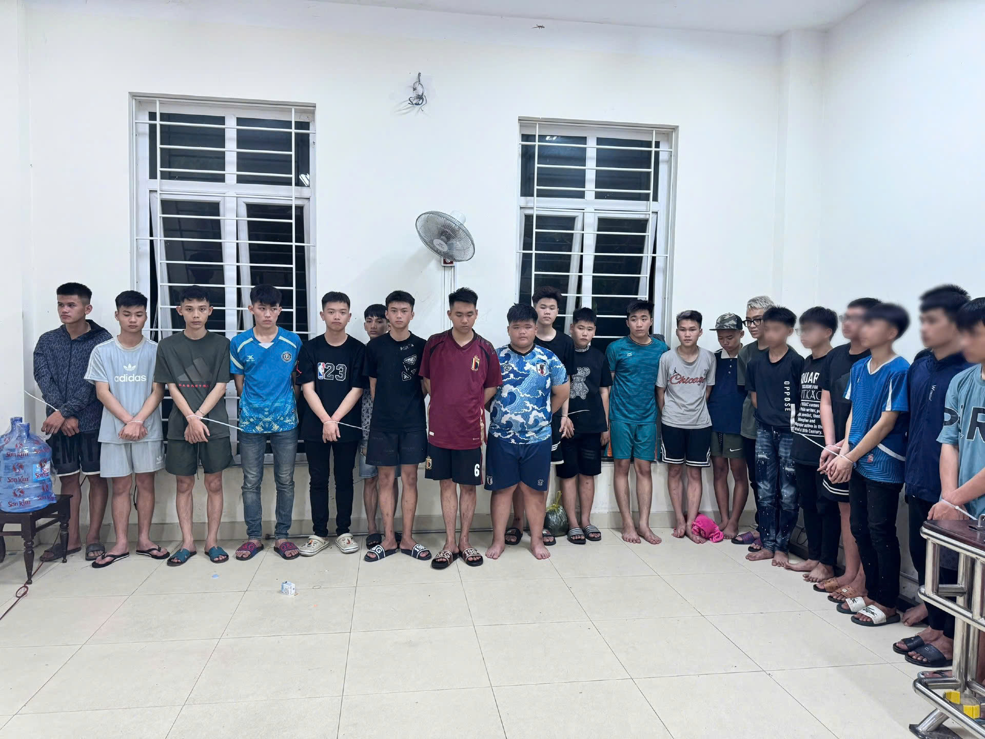 Nghệ An: Bắt 2 nhóm thanh niên gây rối trật tự công cộng, cố ý gây thương tích- Ảnh 2. Nghệ An: Bắt 2 nhóm thanh niên gây rối trật tự công cộng, cố ý gây thương tích- Ảnh 2.