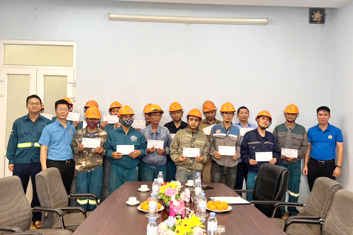 Công đoàn LILAMA trao 600 suất quà cho người lao động khó khăn trong Tháng Công nhân- Ảnh 3. Công đoàn LILAMA trao 600 suất quà cho người lao động khó khăn trong Tháng Công nhân- Ảnh 3.