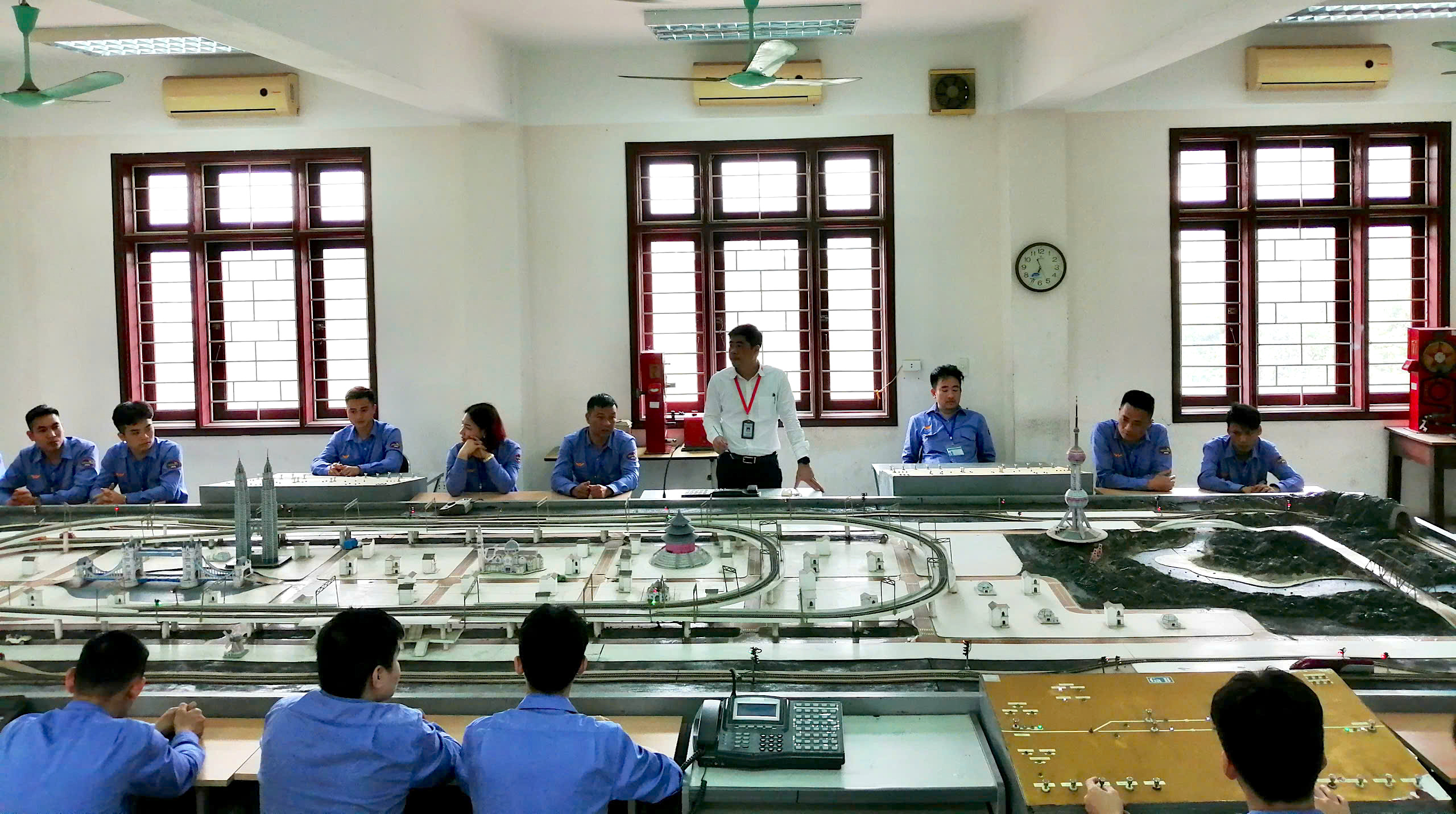200 công nhân được đào tạo bài bản về đường sắt tốc độ cao- Ảnh 2. 200 công nhân được đào tạo bài bản về đường sắt tốc độ cao- Ảnh 2.