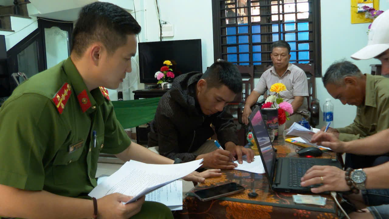 Huế: Khởi tố 2 đối tượng buôn bán thuốc lá nhập lậu- Ảnh 1. Huế: Khởi tố 2 đối tượng buôn bán thuốc lá nhập lậu- Ảnh 1.