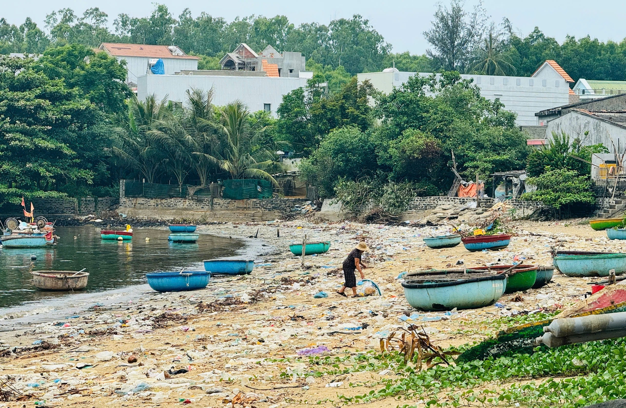 Người dân làng biển Quảng Ngãi bất lực với lượng rác ken đặc từ biển tấp vào- Ảnh 6. Người dân làng biển Quảng Ngãi bất lực với lượng rác ken đặc từ biển tấp vào- Ảnh 6.