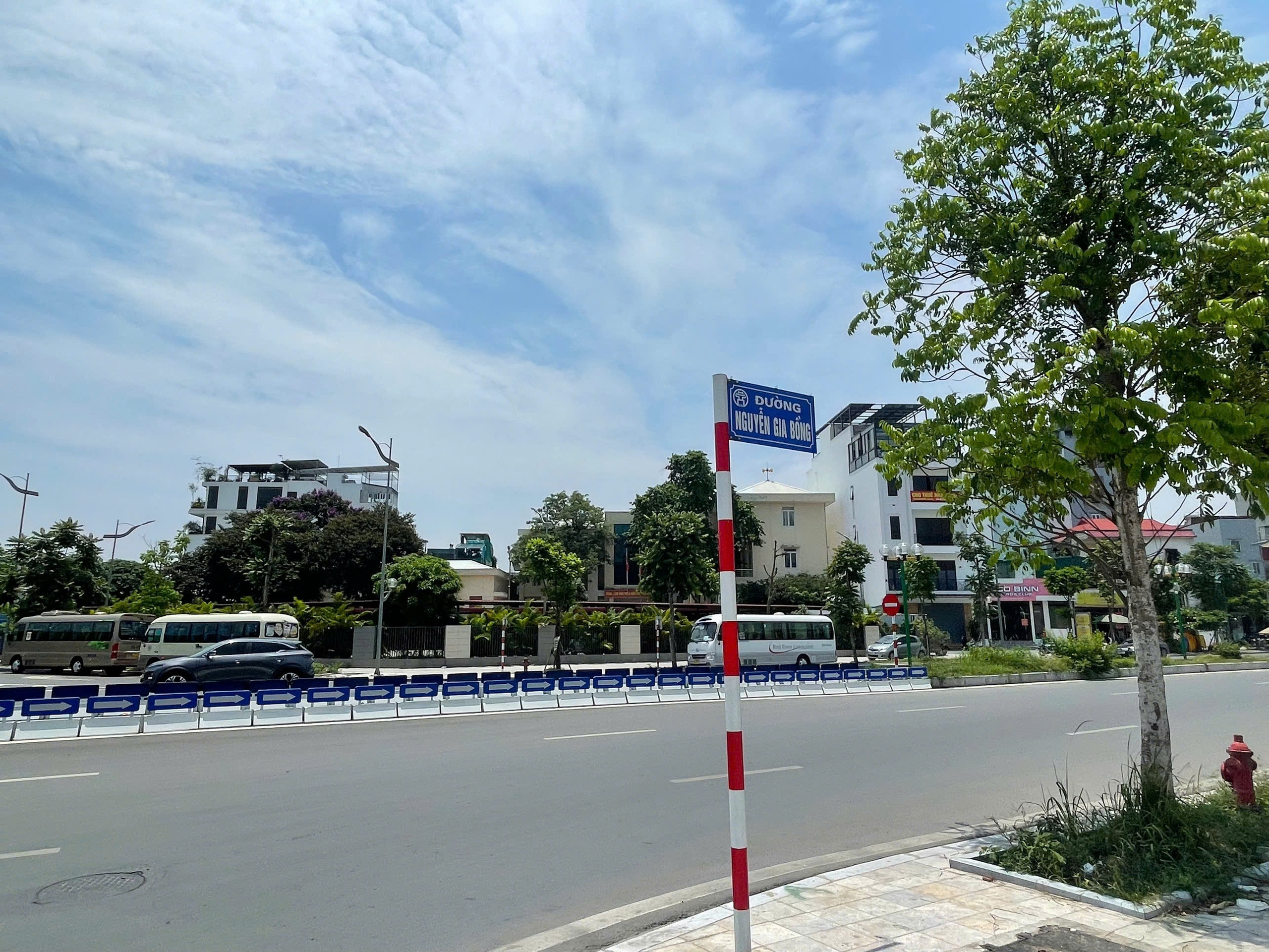 Hà Nội: Tuyến đường mới ở quận Long Biên vừa khai thác đã xuống cấp- Ảnh 1. Hà Nội: Tuyến đường mới ở quận Long Biên vừa khai thác đã xuống cấp- Ảnh 1.