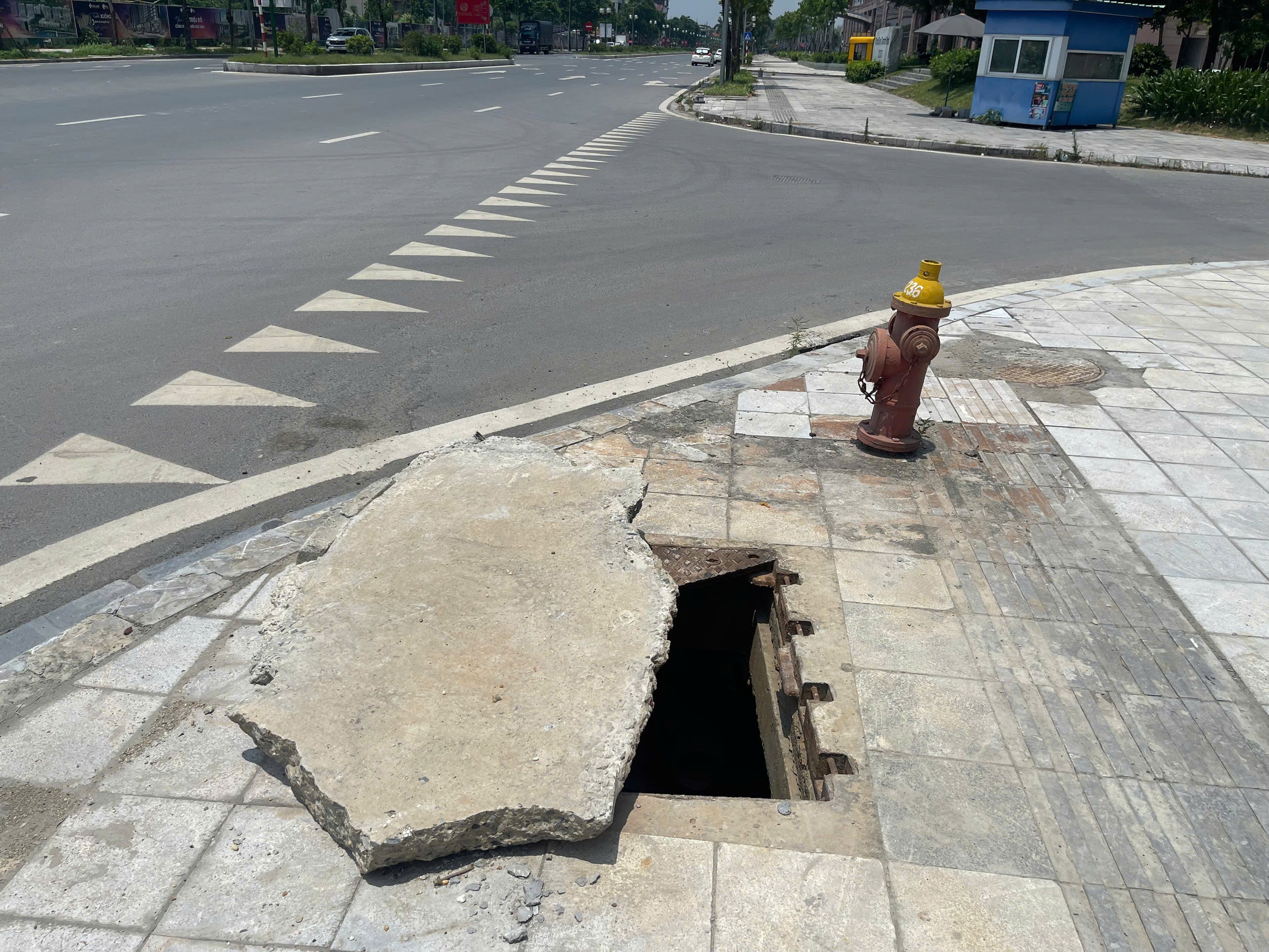 Hà Nội: Tuyến đường mới ở quận Long Biên vừa khai thác đã xuống cấp- Ảnh 6. Hà Nội: Tuyến đường mới ở quận Long Biên vừa khai thác đã xuống cấp- Ảnh 6.
