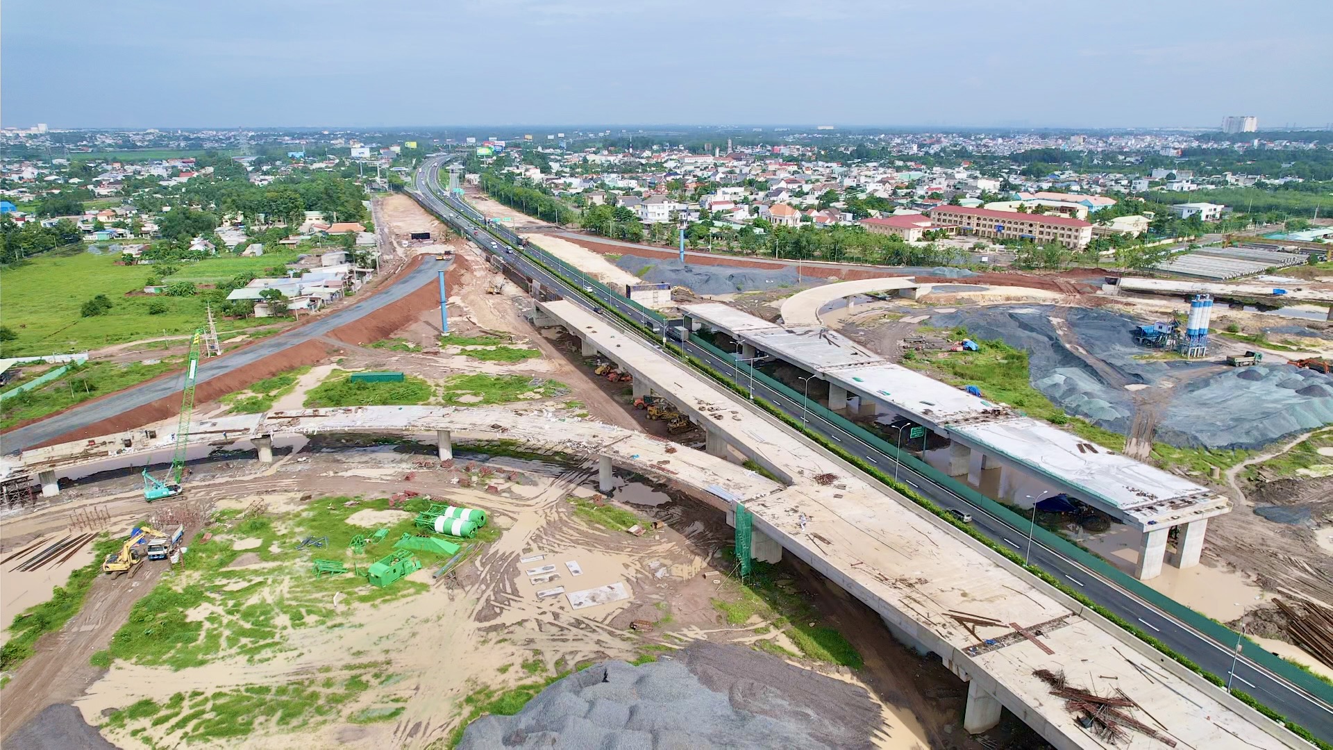Cao tốc Biên Hòa - Vũng Tàu: Mặt bằng vừa gỡ lại gặp mưa liên miên- Ảnh 9. Cao tốc Biên Hòa - Vũng Tàu: Mặt bằng vừa gỡ lại gặp mưa liên miên- Ảnh 9.