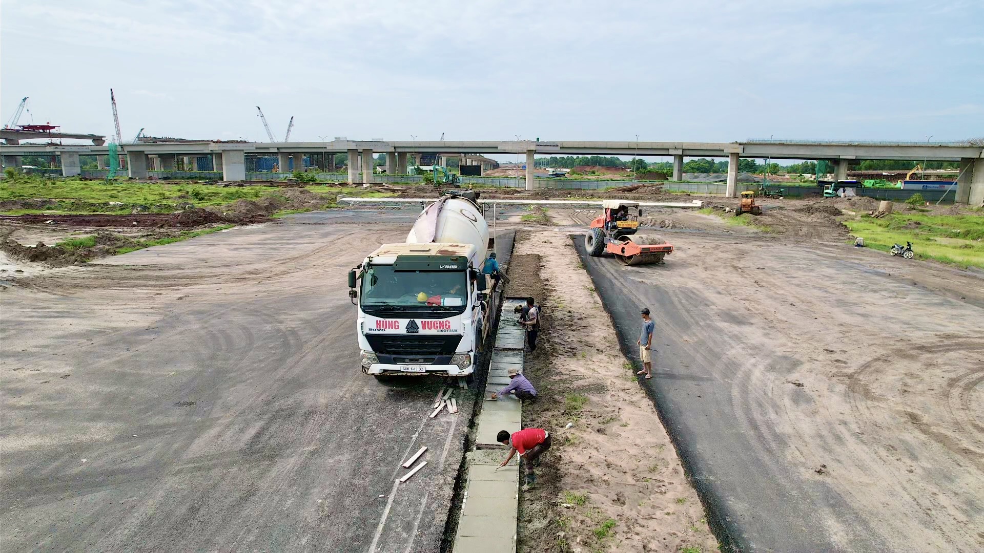 Cao tốc Biên Hòa - Vũng Tàu: Mặt bằng vừa gỡ lại gặp mưa liên miên- Ảnh 8. Cao tốc Biên Hòa - Vũng Tàu: Mặt bằng vừa gỡ lại gặp mưa liên miên- Ảnh 8.